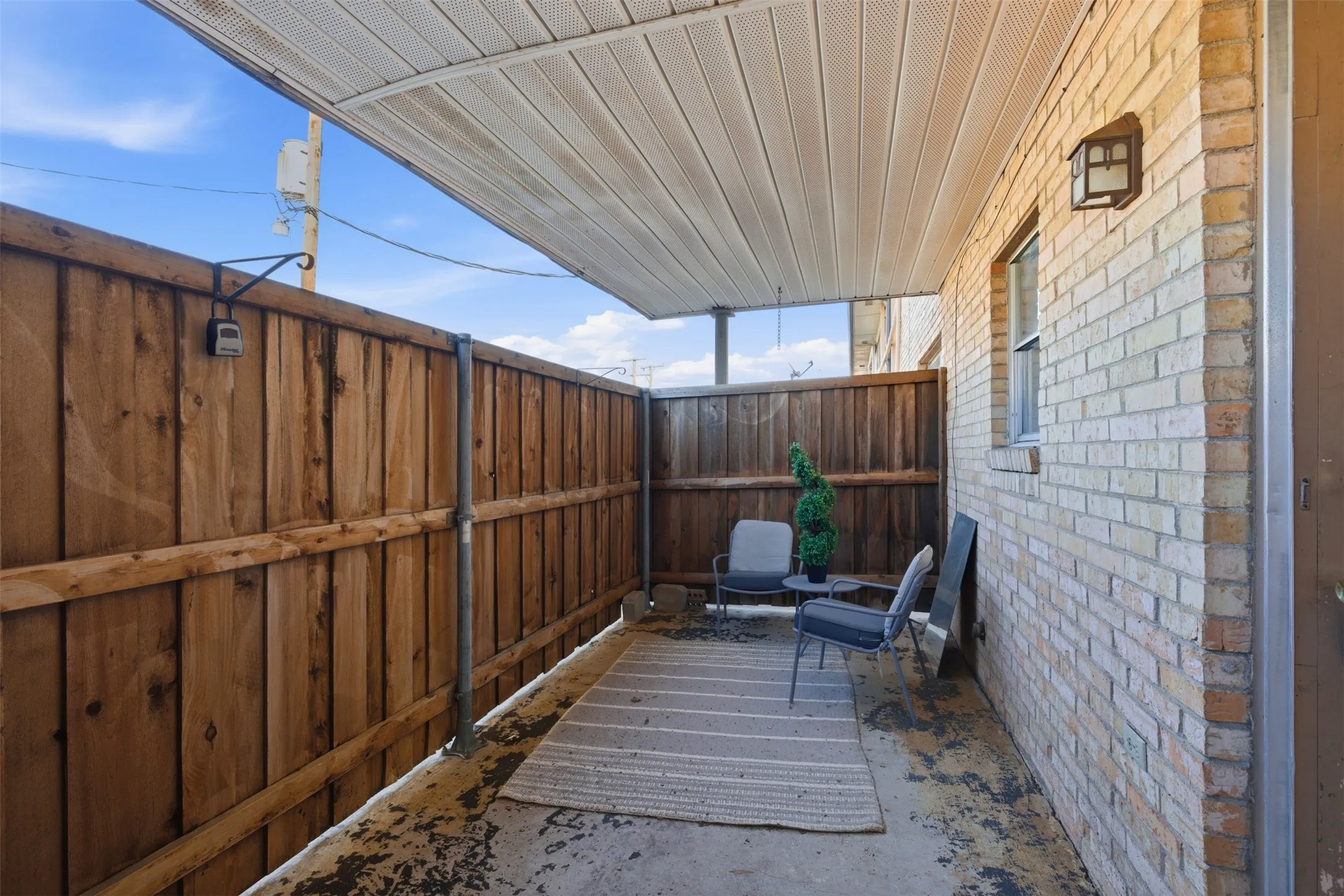 Condominium For Rent in Dallas County , 5817 Sandhurst Lane B, Dallas, Texas 75206, 2 Bedroom, 2 Bathroom, Garage spaces, 1,157 Sqft, built in 1967, mls#21300231, Real Estate Agent in Dallas, Homes For Rent in Dallas county, Homes For Rent in Dallas, Realtor in Dallas Texas, Real Estate Brokerage Independent Realty Texas, Luminita Cordes Realtor