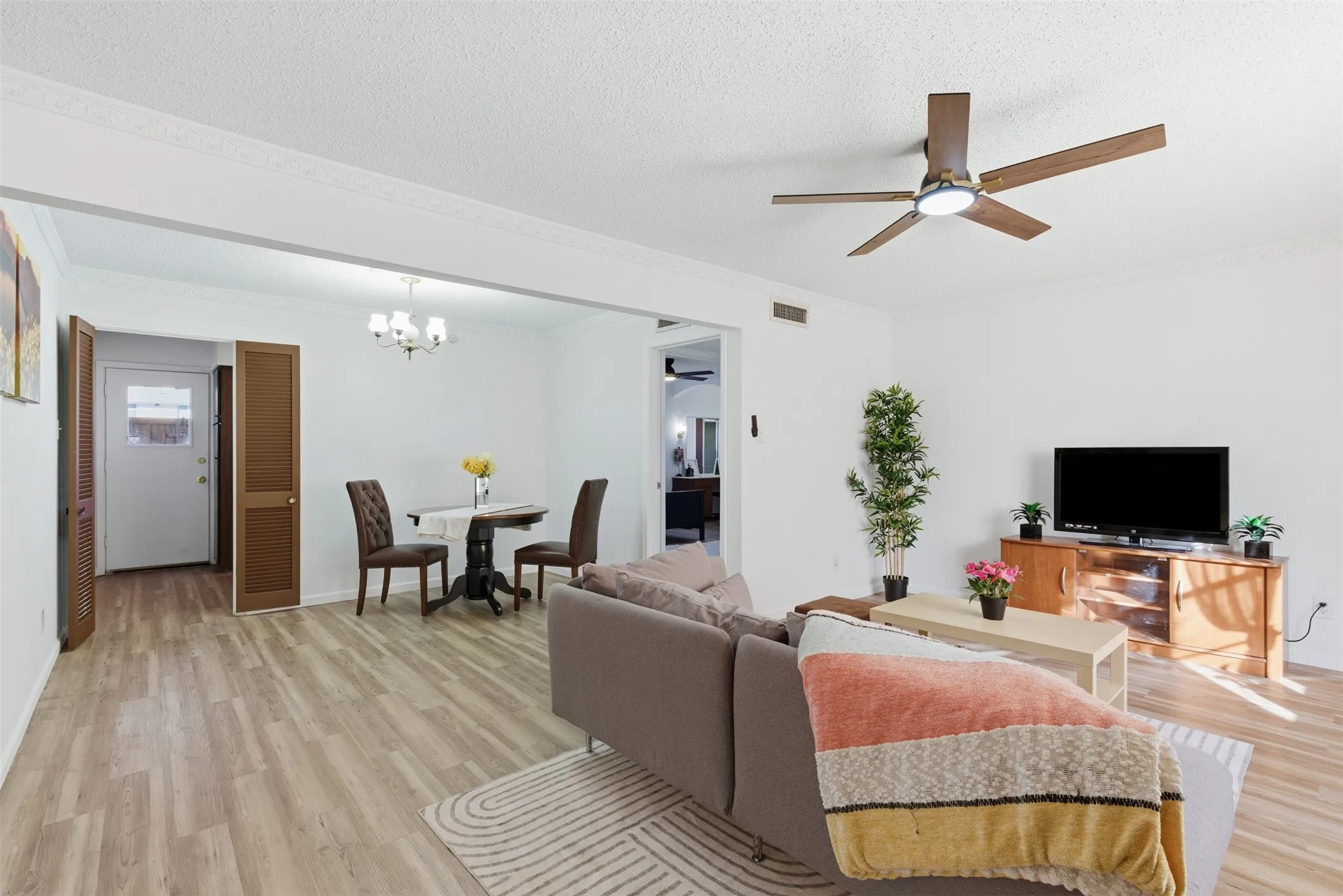 Condominium For Rent in Dallas County , 5817 Sandhurst Lane B, Dallas, Texas 75206, 2 Bedroom, 2 Bathroom, Garage spaces, 1,157 Sqft, built in 1967, mls#21300231, Real Estate Agent in Dallas, Homes For Rent in Dallas county, Homes For Rent in Dallas, Realtor in Dallas Texas, Real Estate Brokerage Independent Realty Texas, Luminita Cordes Realtor