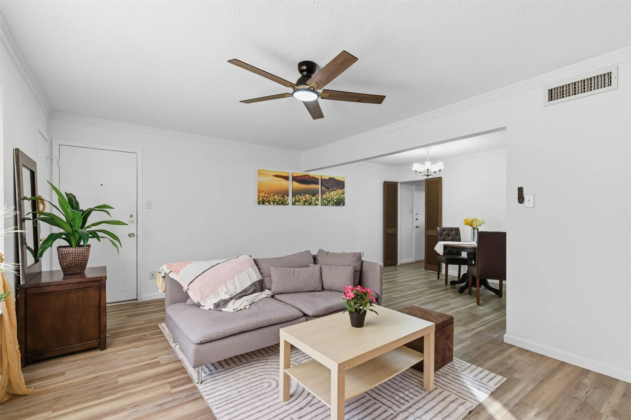 Condominium For Rent in Dallas County , 5817 Sandhurst Lane B, Dallas, Texas 75206, 2 Bedroom, 2 Bathroom, Garage spaces, 1,157 Sqft, built in 1967, mls#21300231, Real Estate Agent in Dallas, Homes For Rent in Dallas county, Homes For Rent in Dallas, Realtor in Dallas Texas, Real Estate Brokerage Independent Realty Texas, Luminita Cordes Realtor