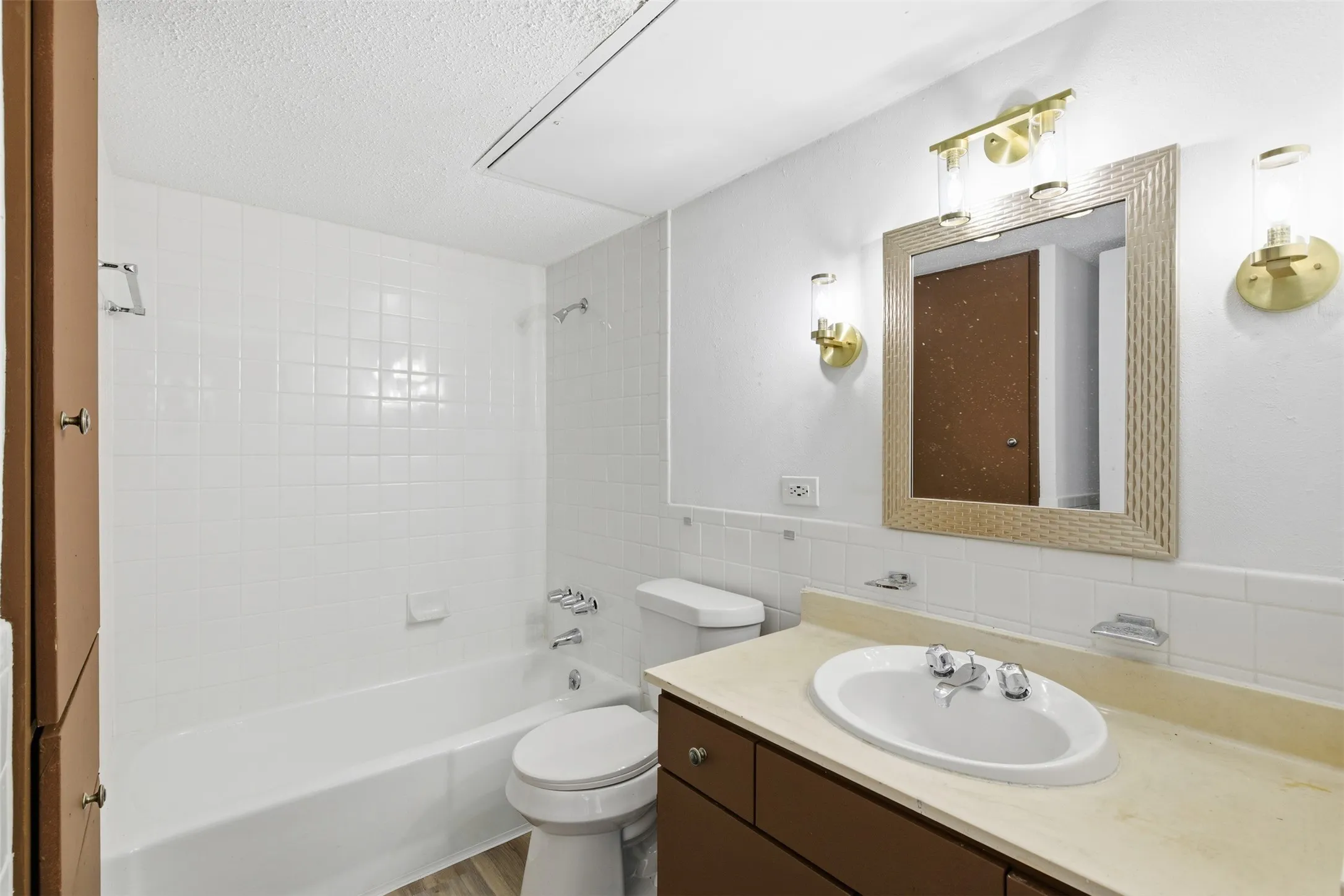 Condominium For Rent in Dallas County , 5817 Sandhurst Lane B, Dallas, Texas 75206, 2 Bedroom, 2 Bathroom, Garage spaces, 1,157 Sqft, built in 1967, mls#21300231, Real Estate Agent in Dallas, Homes For Rent in Dallas county, Homes For Rent in Dallas, Realtor in Dallas Texas, Real Estate Brokerage Independent Realty Texas, Luminita Cordes Realtor