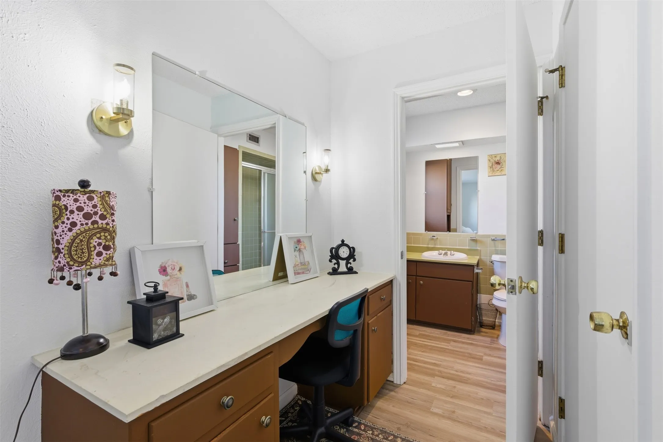 Condominium For Rent in Dallas County , 5817 Sandhurst Lane B, Dallas, Texas 75206, 2 Bedroom, 2 Bathroom, Garage spaces, 1,157 Sqft, built in 1967, mls#21300231, Real Estate Agent in Dallas, Homes For Rent in Dallas county, Homes For Rent in Dallas, Realtor in Dallas Texas, Real Estate Brokerage Independent Realty Texas, Luminita Cordes Realtor