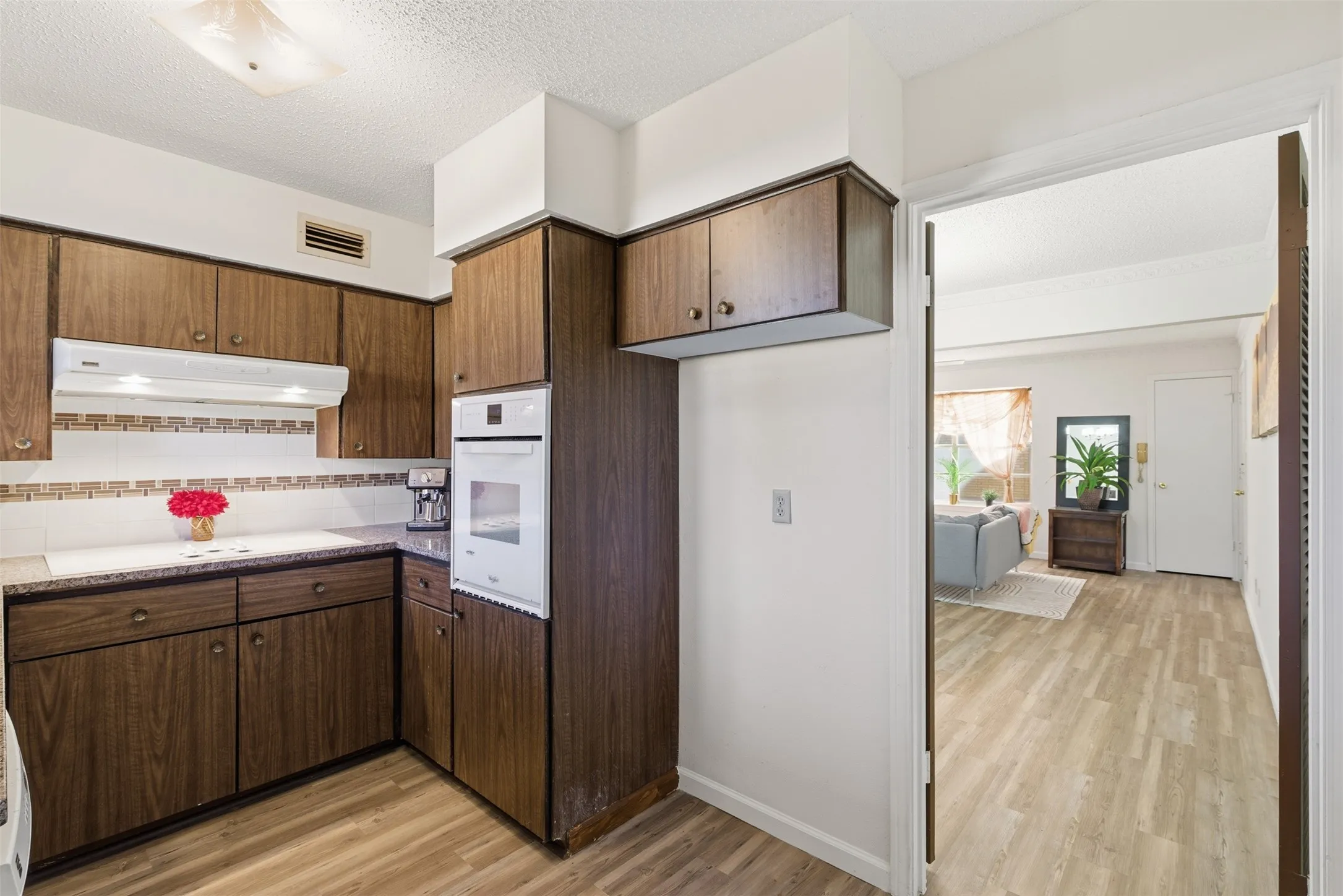 Condominium For Rent in Dallas County , 5817 Sandhurst Lane B, Dallas, Texas 75206, 2 Bedroom, 2 Bathroom, Garage spaces, 1,157 Sqft, built in 1967, mls#21300231, Real Estate Agent in Dallas, Homes For Rent in Dallas county, Homes For Rent in Dallas, Realtor in Dallas Texas, Real Estate Brokerage Independent Realty Texas, Luminita Cordes Realtor