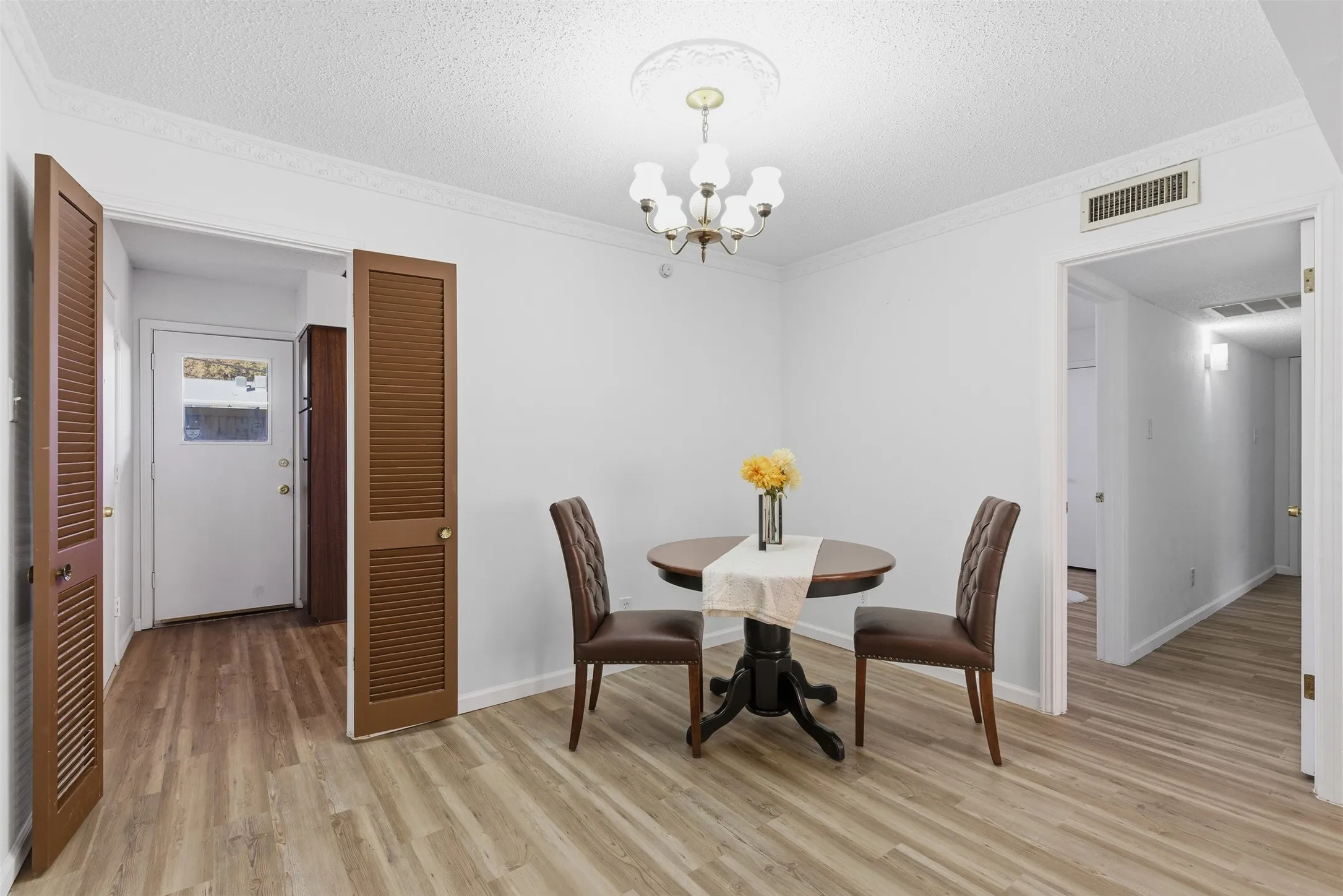 Condominium For Rent in Dallas County , 5817 Sandhurst Lane B, Dallas, Texas 75206, 2 Bedroom, 2 Bathroom, Garage spaces, 1,157 Sqft, built in 1967, mls#21300231, Real Estate Agent in Dallas, Homes For Rent in Dallas county, Homes For Rent in Dallas, Realtor in Dallas Texas, Real Estate Brokerage Independent Realty Texas, Luminita Cordes Realtor