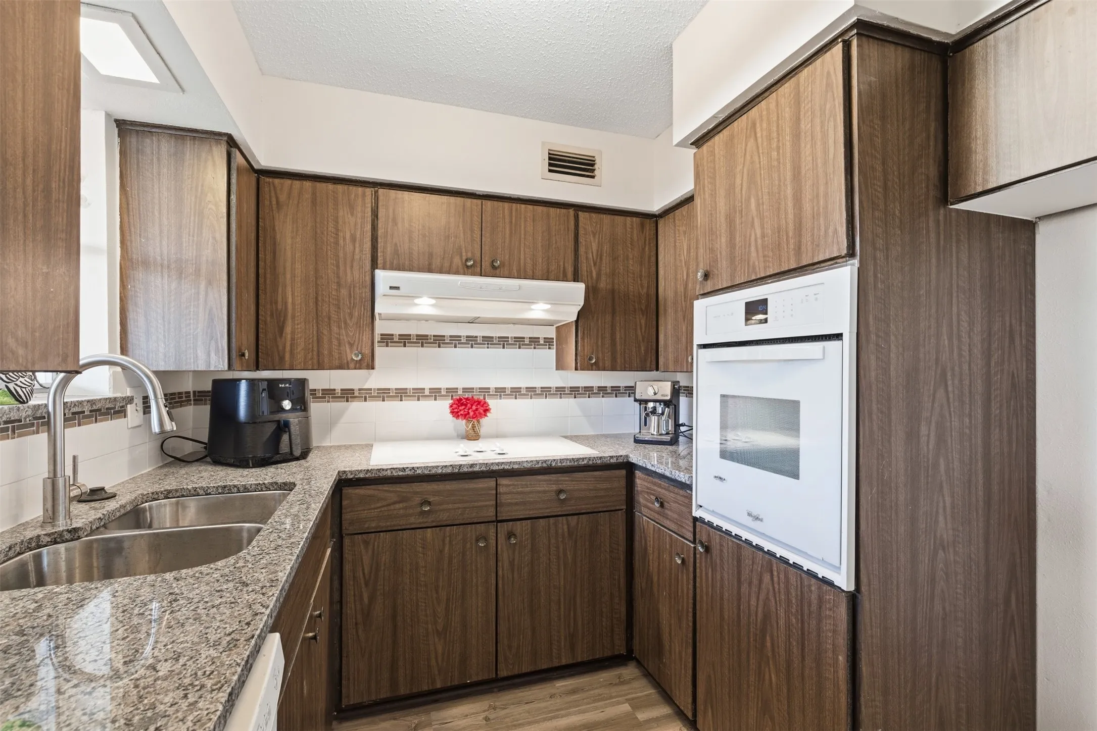 Condominium For Rent in Dallas County , 5817 Sandhurst Lane B, Dallas, Texas 75206, 2 Bedroom, 2 Bathroom, Garage spaces, 1,157 Sqft, built in 1967, mls#21300231, Real Estate Agent in Dallas, Homes For Rent in Dallas county, Homes For Rent in Dallas, Realtor in Dallas Texas, Real Estate Brokerage Independent Realty Texas, Luminita Cordes Realtor