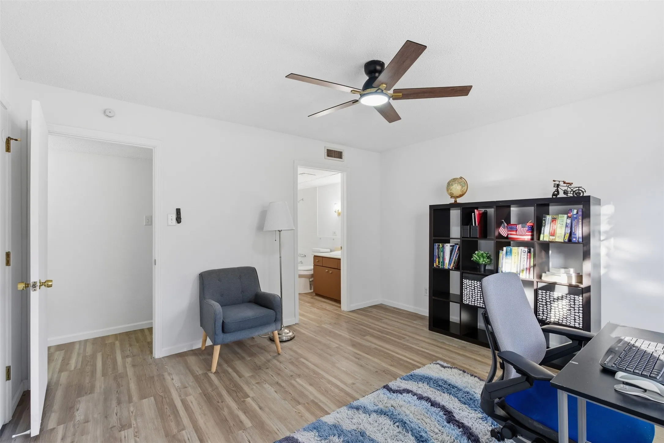 Condominium For Rent in Dallas County , 5817 Sandhurst Lane B, Dallas, Texas 75206, 2 Bedroom, 2 Bathroom, Garage spaces, 1,157 Sqft, built in 1967, mls#21300231, Real Estate Agent in Dallas, Homes For Rent in Dallas county, Homes For Rent in Dallas, Realtor in Dallas Texas, Real Estate Brokerage Independent Realty Texas, Luminita Cordes Realtor