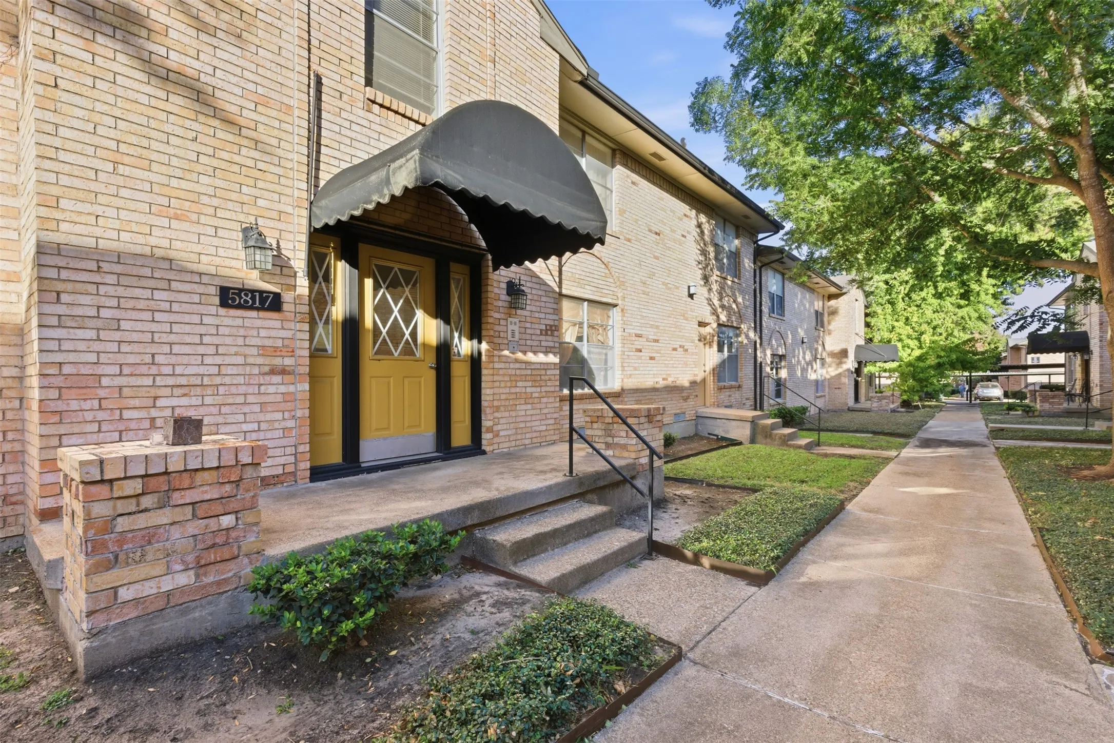 Condominium For Rent in Dallas County , 5817 Sandhurst Lane B, Dallas, Texas 75206, 2 Bedroom, 2 Bathroom, Garage spaces, 1,157 Sqft, built in 1967, mls#21300231, Real Estate Agent in Dallas, Homes For Rent in Dallas county, Homes For Rent in Dallas, Realtor in Dallas Texas, Real Estate Brokerage Independent Realty Texas, Luminita Cordes Realtor