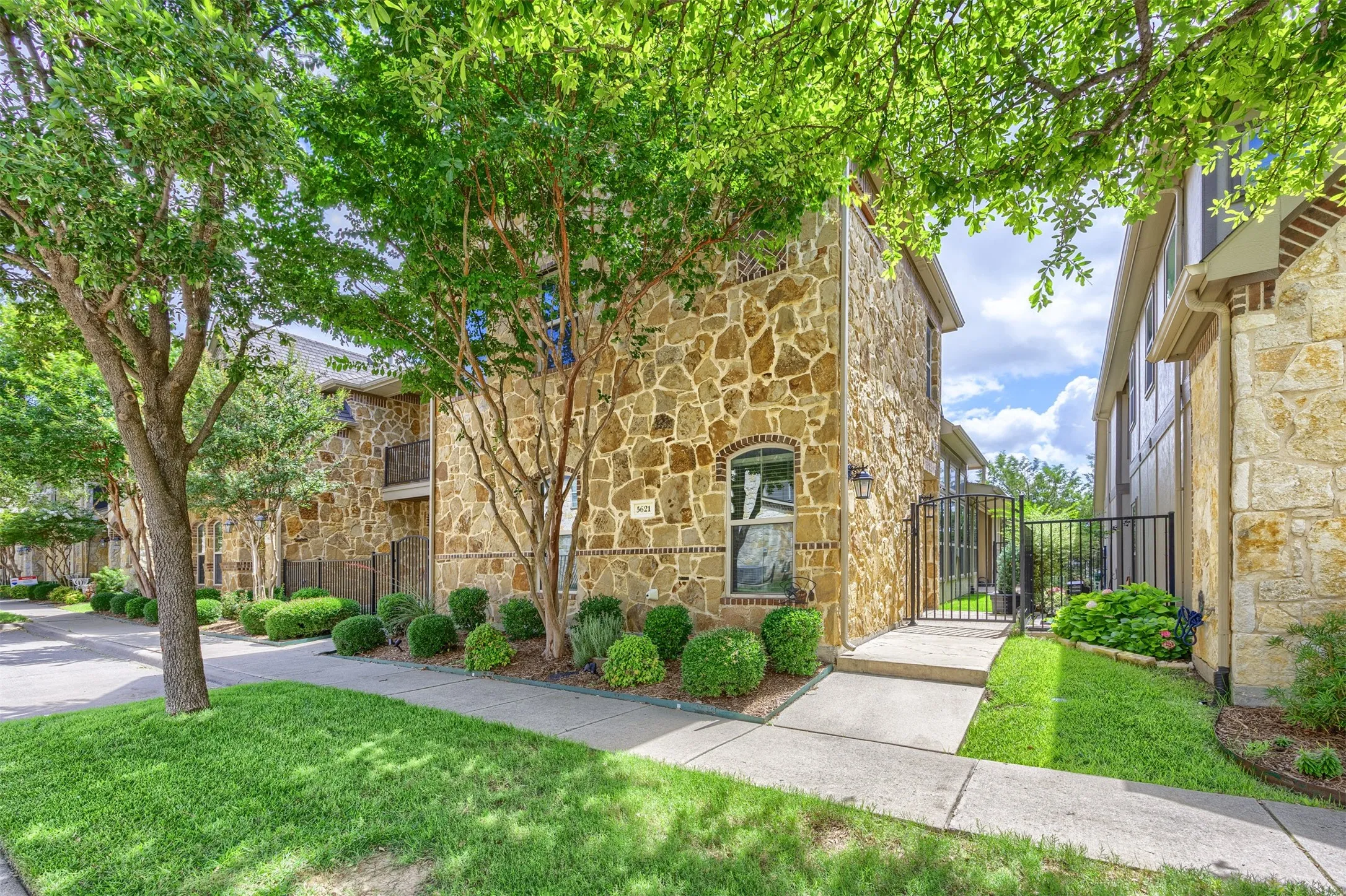 Townhouse For Sale in Collin County , 5621 Cojimar Drive, Mc Kinney, Texas 75070, 2 Bedroom, 3 Bathroom, 2 Garage spaces, 1,498 Sqft, built in 2013, Price $365,000, mls#21278196, Real Estate Agent in Mc Kinney, Homes For Sale in Collin county, Homes For Sale in Mc Kinney, Realtor in Mc Kinney Texas, Real Estate Brokerage Independent Realty Texas, Luminita Cordes Realtor