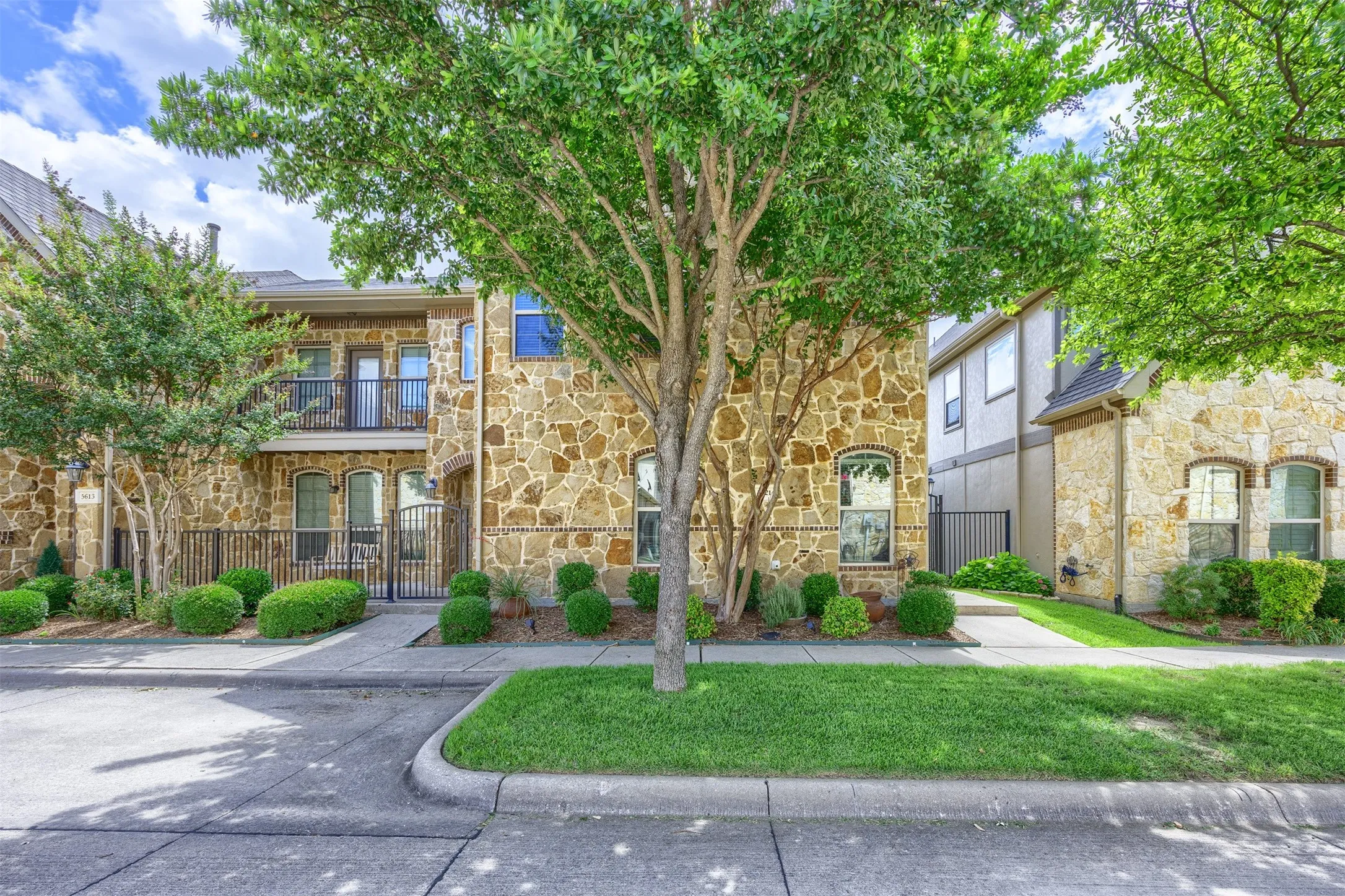 Townhouse For Sale in Collin County , 5621 Cojimar Drive, Mc Kinney, Texas 75070, 2 Bedroom, 3 Bathroom, 2 Garage spaces, 1,498 Sqft, built in 2013, Price $365,000, mls#21278196, Real Estate Agent in Mc Kinney, Homes For Sale in Collin county, Homes For Sale in Mc Kinney, Realtor in Mc Kinney Texas, Real Estate Brokerage Independent Realty Texas, Luminita Cordes Realtor