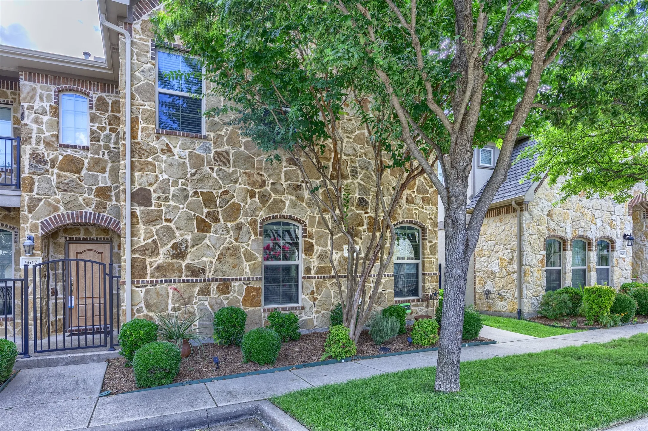 Townhouse For Sale in Collin County , 5621 Cojimar Drive, Mc Kinney, Texas 75070, 2 Bedroom, 3 Bathroom, 2 Garage spaces, 1,498 Sqft, built in 2013, Price $365,000, mls#21278196, Real Estate Agent in Mc Kinney, Homes For Sale in Collin county, Homes For Sale in Mc Kinney, Realtor in Mc Kinney Texas, Real Estate Brokerage Independent Realty Texas, Luminita Cordes Realtor