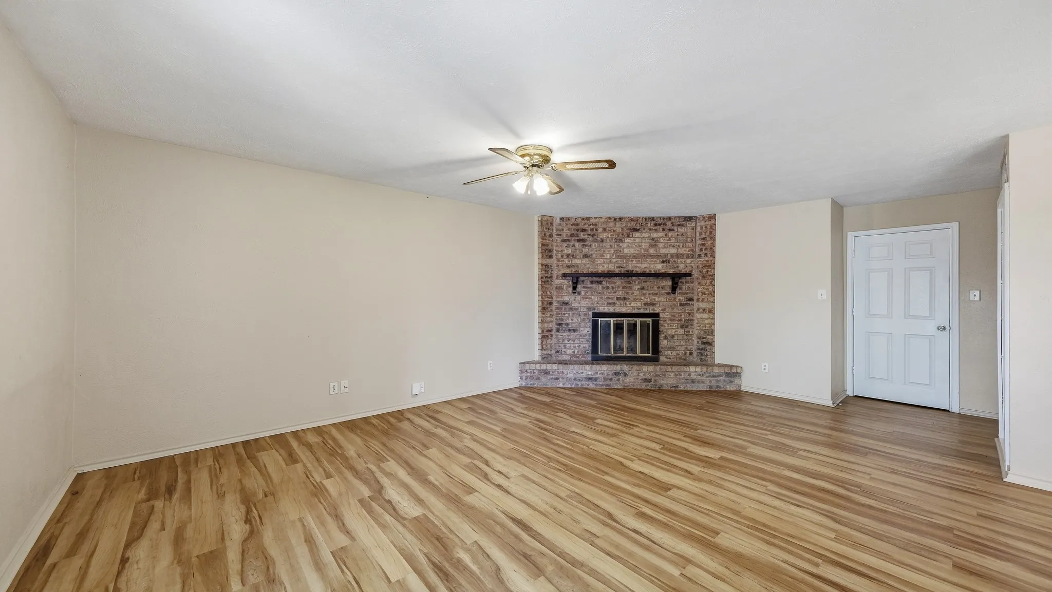 Single Family Residence For Sale in Tarrant County , 5821 Maiden Lane, Fort Worth, Texas 76131, 3 Bedroom, 2 Bathroom, 2 Garage spaces, 1,430 Sqft, built in 1979, mls#21300248, Real Estate Agent in Fort Worth, Homes For Sale in Tarrant county, Homes For Sale in Fort Worth, Realtor in Fort Worth Texas, Real Estate Brokerage Independent Realty Texas, Luminita Cordes Realtor