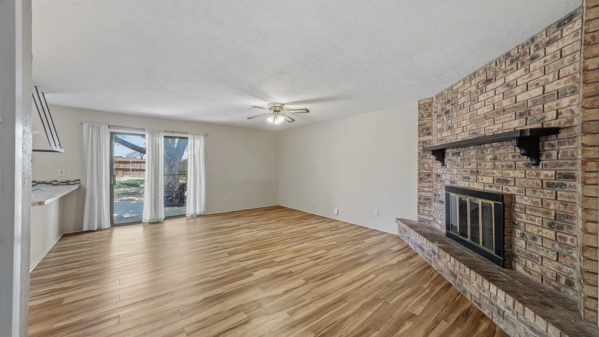 Single Family Residence For Sale in Tarrant County , 5821 Maiden Lane, Fort Worth, Texas 76131, 3 Bedroom, 2 Bathroom, 2 Garage spaces, 1,430 Sqft, built in 1979, mls#21300248, Real Estate Agent in Fort Worth, Homes For Sale in Tarrant county, Homes For Sale in Fort Worth, Realtor in Fort Worth Texas, Real Estate Brokerage Independent Realty Texas, Luminita Cordes Realtor