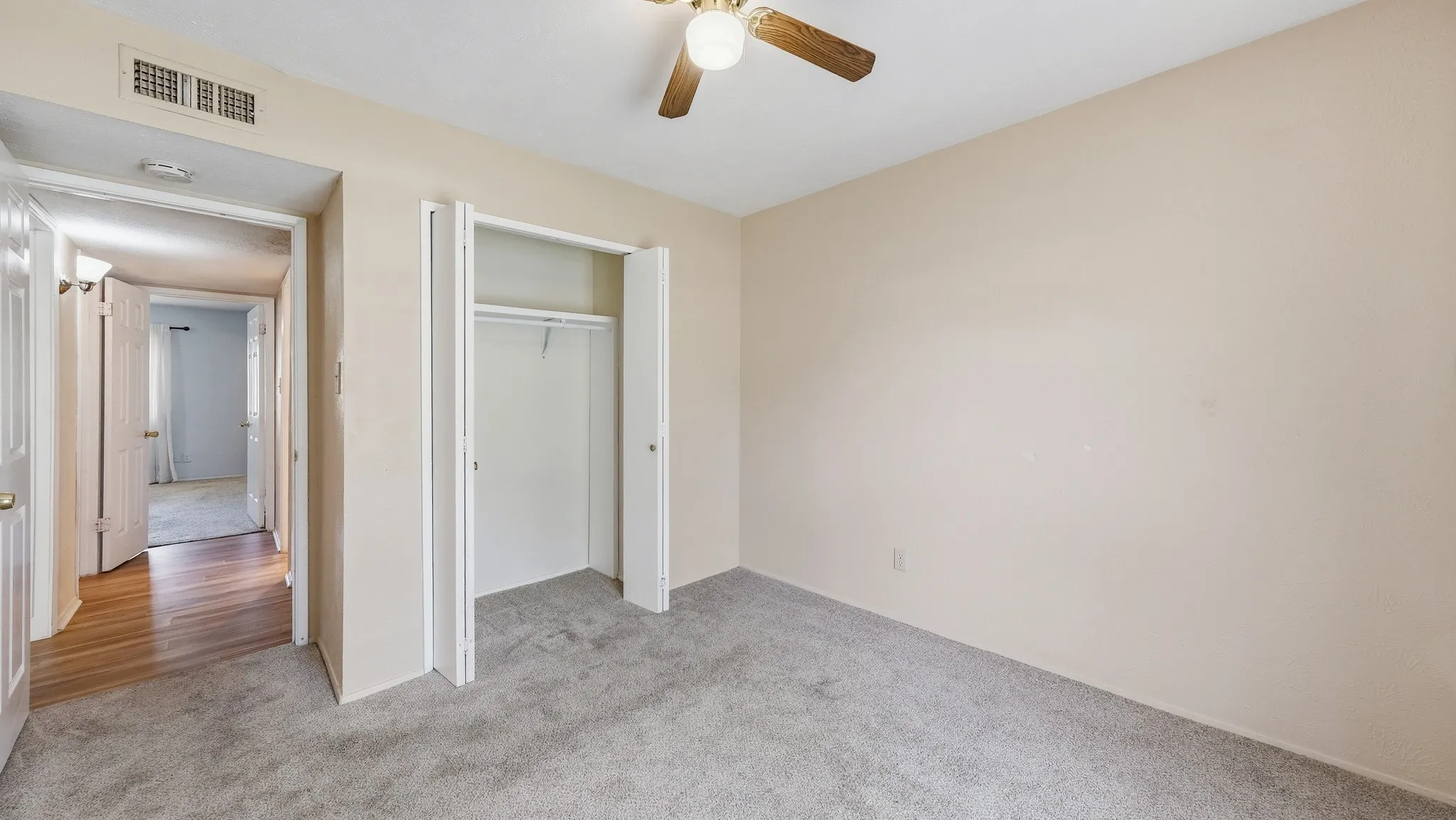 Single Family Residence For Sale in Tarrant County , 5821 Maiden Lane, Fort Worth, Texas 76131, 3 Bedroom, 2 Bathroom, 2 Garage spaces, 1,430 Sqft, built in 1979, mls#21300248, Real Estate Agent in Fort Worth, Homes For Sale in Tarrant county, Homes For Sale in Fort Worth, Realtor in Fort Worth Texas, Real Estate Brokerage Independent Realty Texas, Luminita Cordes Realtor