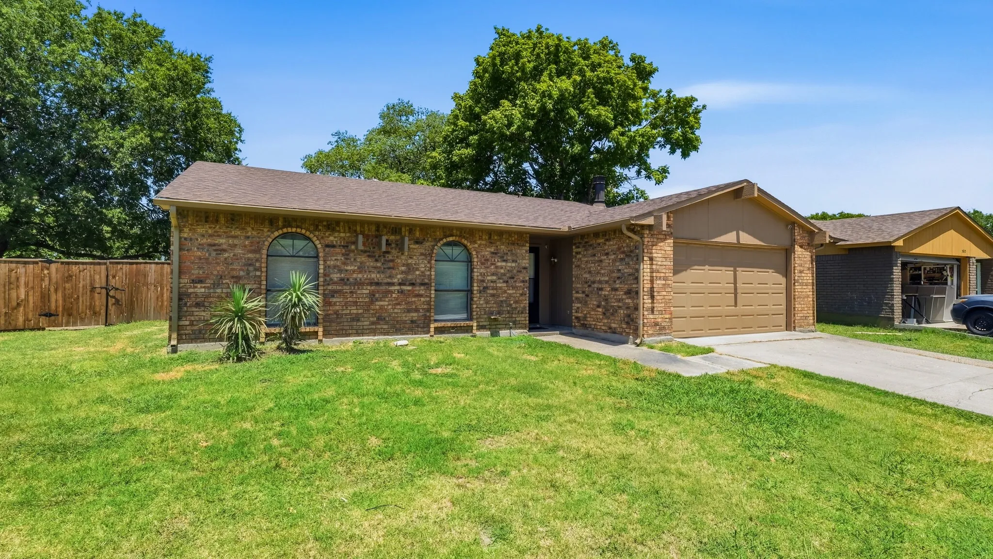 Single Family Residence For Sale in Tarrant County , 5821 Maiden Lane, Fort Worth, Texas 76131, 3 Bedroom, 2 Bathroom, 2 Garage spaces, 1,430 Sqft, built in 1979, mls#21300248, Real Estate Agent in Fort Worth, Homes For Sale in Tarrant county, Homes For Sale in Fort Worth, Realtor in Fort Worth Texas, Real Estate Brokerage Independent Realty Texas, Luminita Cordes Realtor