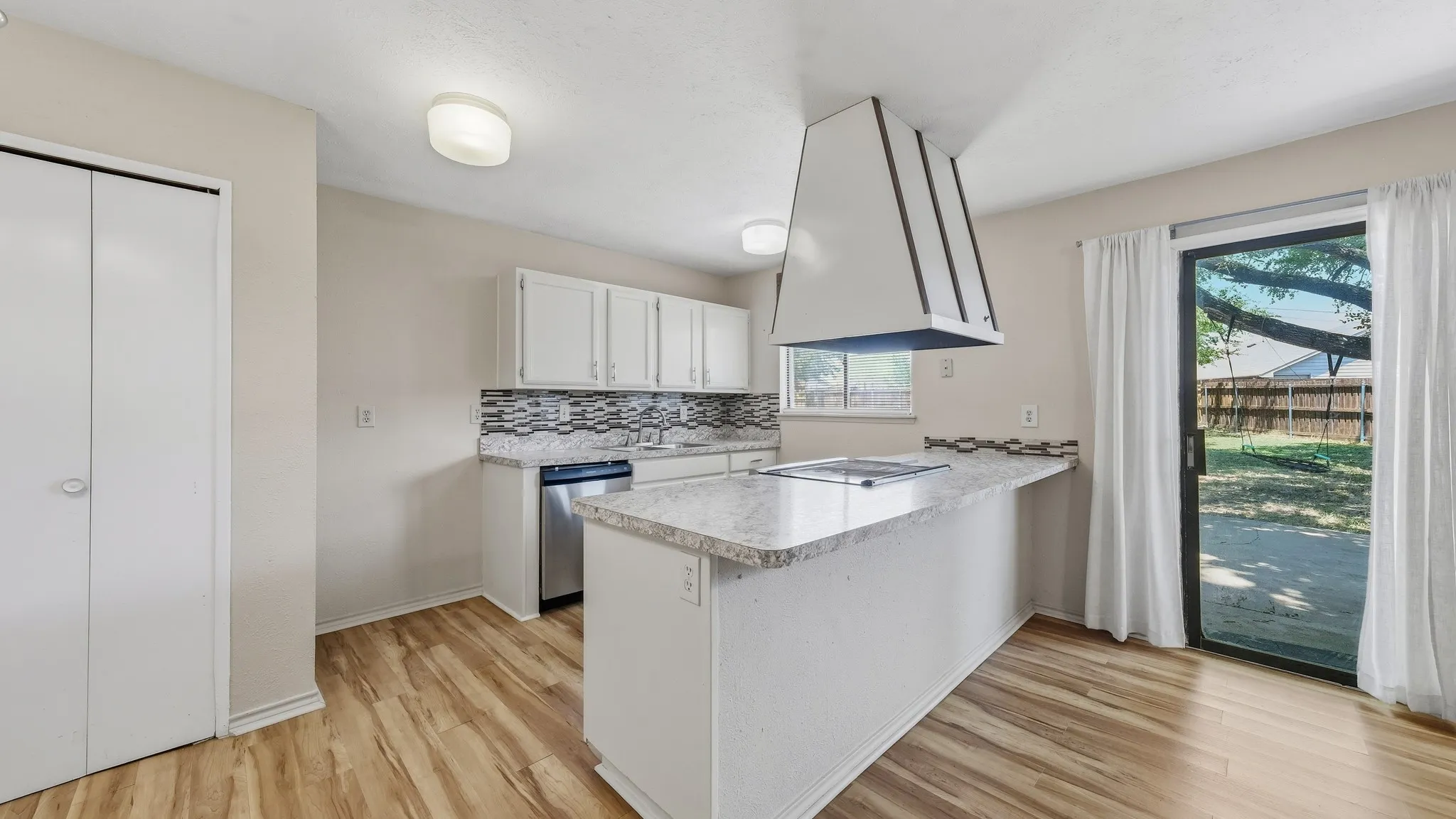 Single Family Residence For Sale in Tarrant County , 5821 Maiden Lane, Fort Worth, Texas 76131, 3 Bedroom, 2 Bathroom, 2 Garage spaces, 1,430 Sqft, built in 1979, mls#21300248, Real Estate Agent in Fort Worth, Homes For Sale in Tarrant county, Homes For Sale in Fort Worth, Realtor in Fort Worth Texas, Real Estate Brokerage Independent Realty Texas, Luminita Cordes Realtor