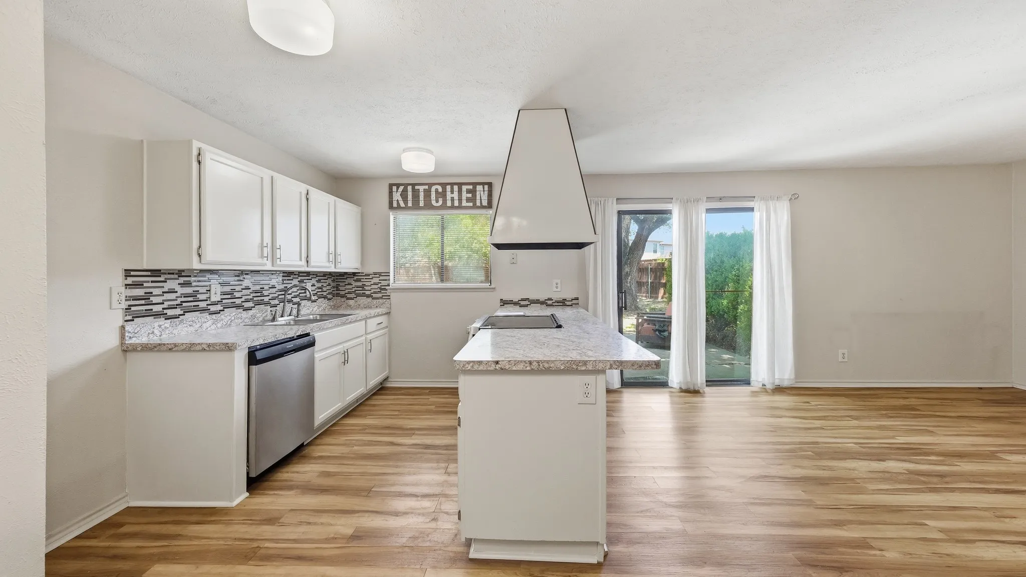 Single Family Residence For Sale in Tarrant County , 5821 Maiden Lane, Fort Worth, Texas 76131, 3 Bedroom, 2 Bathroom, 2 Garage spaces, 1,430 Sqft, built in 1979, mls#21300248, Real Estate Agent in Fort Worth, Homes For Sale in Tarrant county, Homes For Sale in Fort Worth, Realtor in Fort Worth Texas, Real Estate Brokerage Independent Realty Texas, Luminita Cordes Realtor