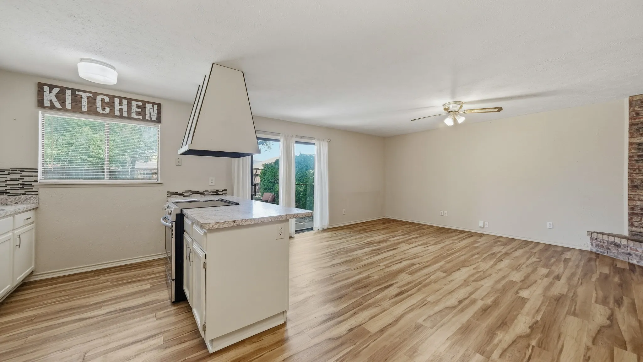 Single Family Residence For Sale in Tarrant County , 5821 Maiden Lane, Fort Worth, Texas 76131, 3 Bedroom, 2 Bathroom, 2 Garage spaces, 1,430 Sqft, built in 1979, mls#21300248, Real Estate Agent in Fort Worth, Homes For Sale in Tarrant county, Homes For Sale in Fort Worth, Realtor in Fort Worth Texas, Real Estate Brokerage Independent Realty Texas, Luminita Cordes Realtor