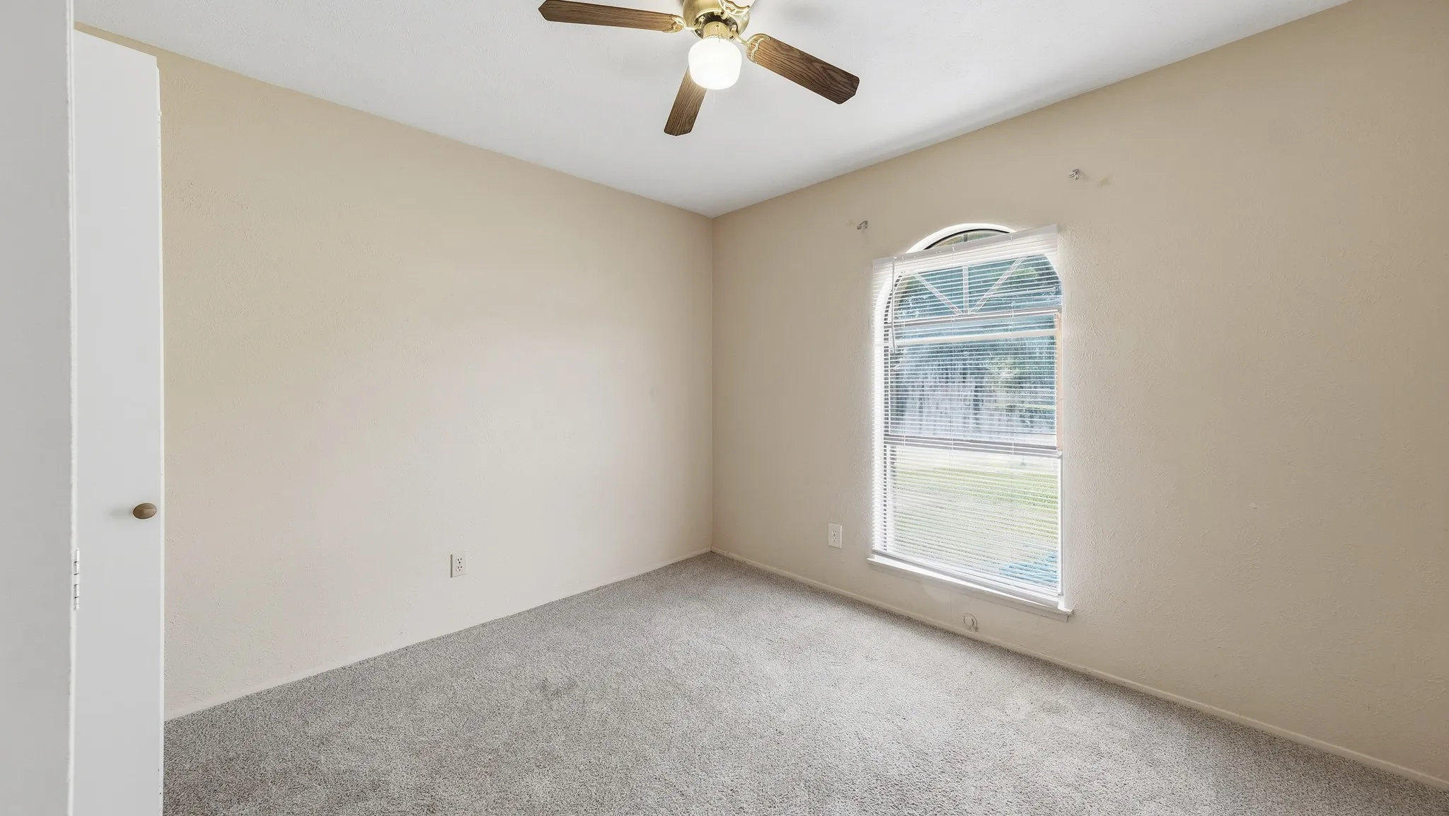 Single Family Residence For Sale in Tarrant County , 5821 Maiden Lane, Fort Worth, Texas 76131, 3 Bedroom, 2 Bathroom, 2 Garage spaces, 1,430 Sqft, built in 1979, mls#21300248, Real Estate Agent in Fort Worth, Homes For Sale in Tarrant county, Homes For Sale in Fort Worth, Realtor in Fort Worth Texas, Real Estate Brokerage Independent Realty Texas, Luminita Cordes Realtor