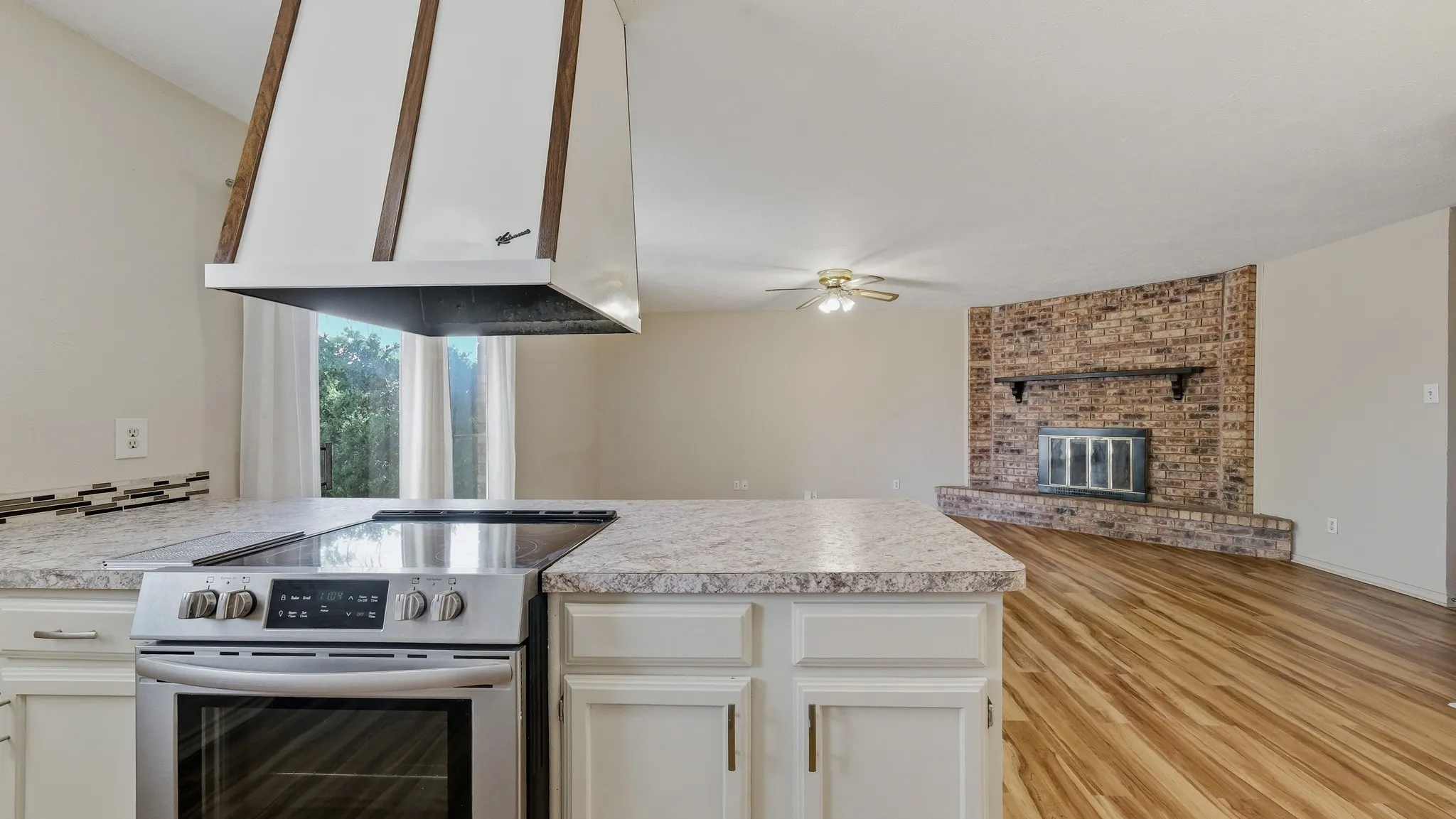 Single Family Residence For Sale in Tarrant County , 5821 Maiden Lane, Fort Worth, Texas 76131, 3 Bedroom, 2 Bathroom, 2 Garage spaces, 1,430 Sqft, built in 1979, mls#21300248, Real Estate Agent in Fort Worth, Homes For Sale in Tarrant county, Homes For Sale in Fort Worth, Realtor in Fort Worth Texas, Real Estate Brokerage Independent Realty Texas, Luminita Cordes Realtor