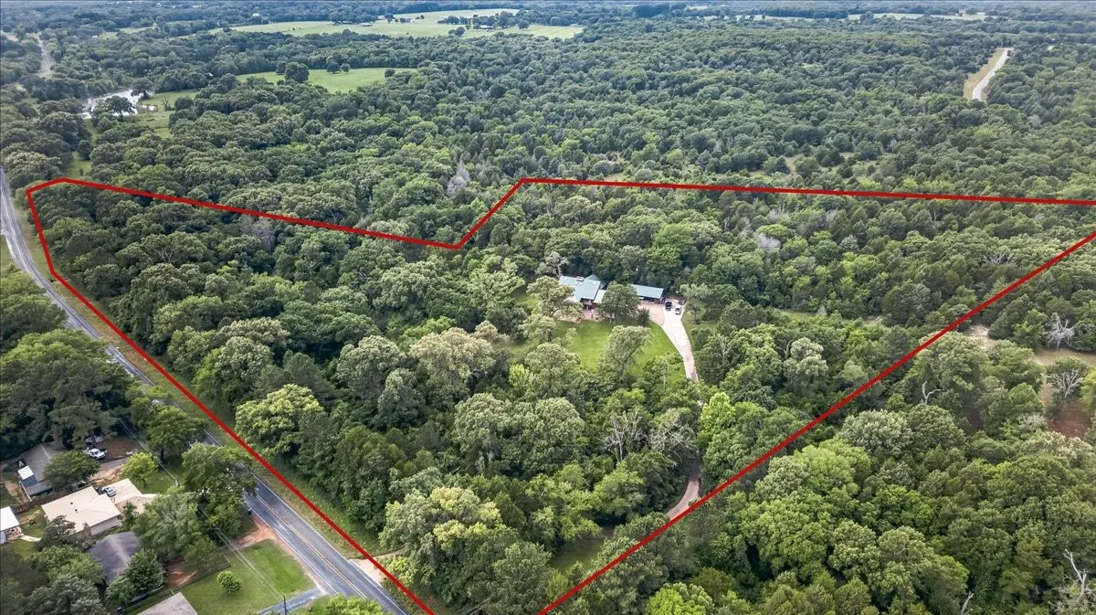 Farm For Sale in Henderson County , 906 Valle Vista Drive, Athens, Texas 75751, 4 Bedrooms, 5 Bathrooms, Garage spaces, 4,728 Sqft, built in 1986, Price $1,295,000, mls#21296747, Real Estate Agent in Athens, Homes For Sale in Henderson county, Homes For Sale in Athens, Realtor in Athens Texas, Real Estate Brokerage Independent Realty Texas, Luminita Cordes Realtor