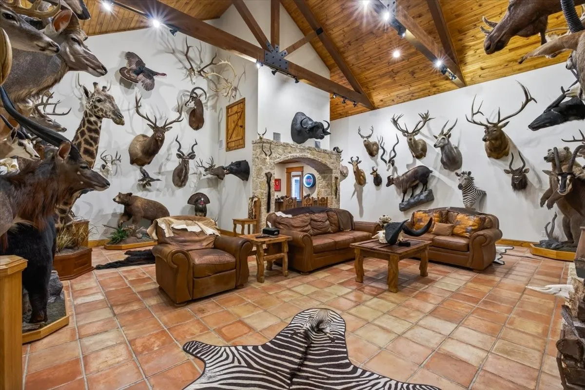 Farm For Sale in Henderson County , 906 Valle Vista Drive, Athens, Texas 75751, 4 Bedrooms, 5 Bathrooms, Garage spaces, 4,728 Sqft, built in 1986, Price $1,295,000, mls#21296747, Real Estate Agent in Athens, Homes For Sale in Henderson county, Homes For Sale in Athens, Realtor in Athens Texas, Real Estate Brokerage Independent Realty Texas, Luminita Cordes Realtor