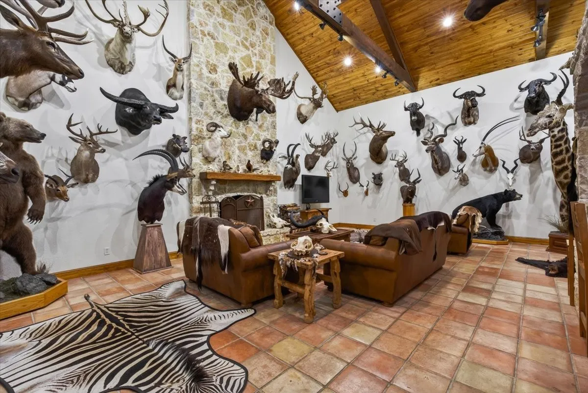Farm For Sale in Henderson County , 906 Valle Vista Drive, Athens, Texas 75751, 4 Bedrooms, 5 Bathrooms, Garage spaces, 4,728 Sqft, built in 1986, Price $1,295,000, mls#21296747, Real Estate Agent in Athens, Homes For Sale in Henderson county, Homes For Sale in Athens, Realtor in Athens Texas, Real Estate Brokerage Independent Realty Texas, Luminita Cordes Realtor