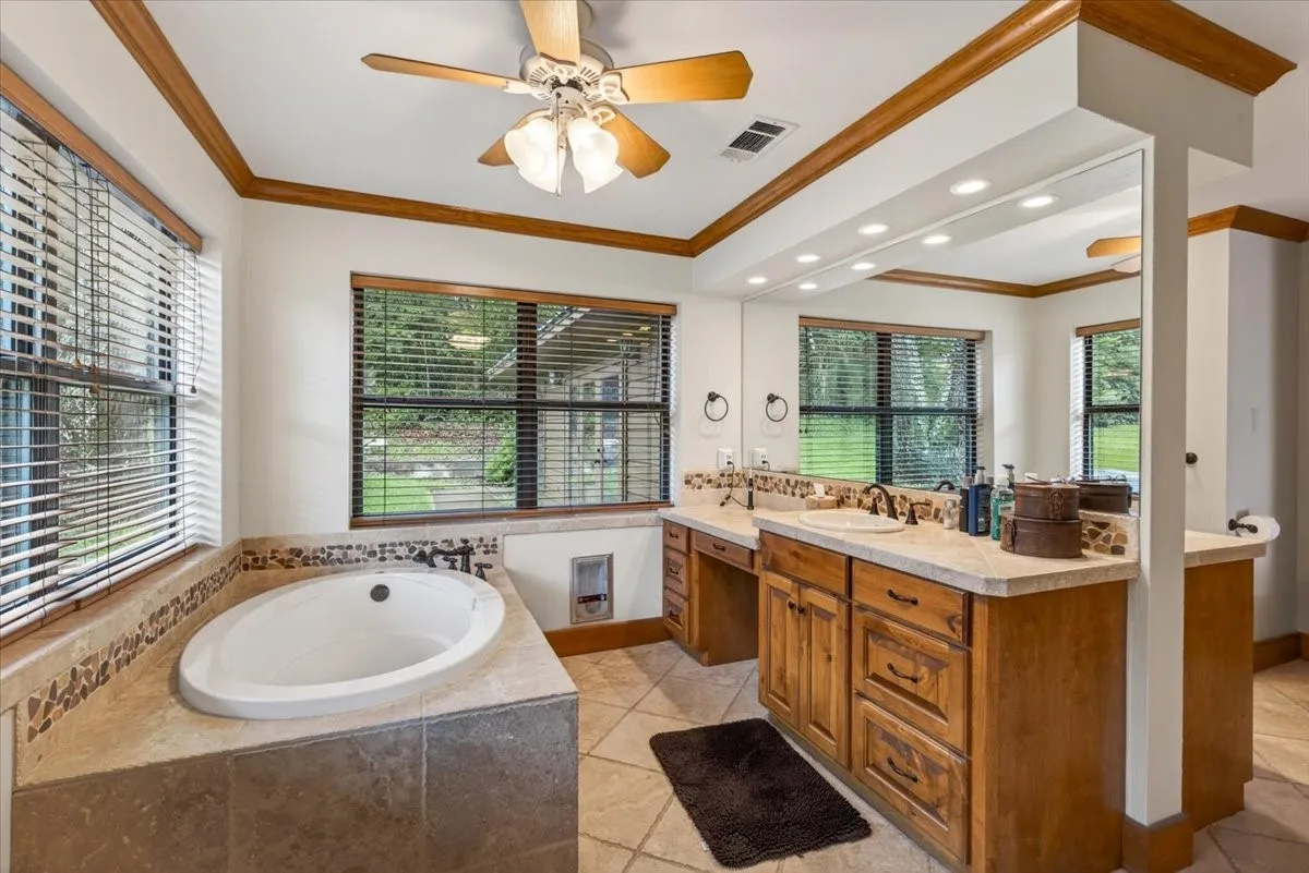 Farm For Sale in Henderson County , 906 Valle Vista Drive, Athens, Texas 75751, 4 Bedrooms, 5 Bathrooms, Garage spaces, 4,728 Sqft, built in 1986, Price $1,295,000, mls#21296747, Real Estate Agent in Athens, Homes For Sale in Henderson county, Homes For Sale in Athens, Realtor in Athens Texas, Real Estate Brokerage Independent Realty Texas, Luminita Cordes Realtor