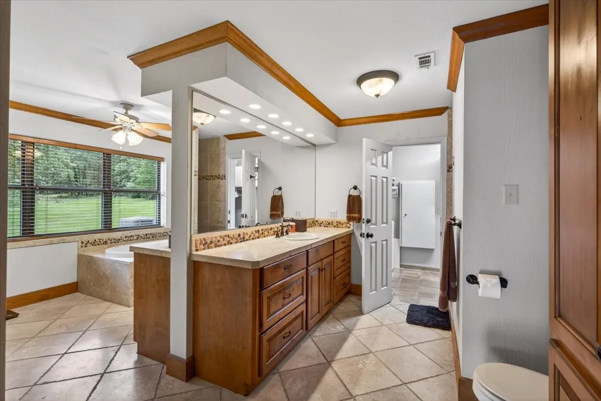 Farm For Sale in Henderson County , 906 Valle Vista Drive, Athens, Texas 75751, 4 Bedrooms, 5 Bathrooms, Garage spaces, 4,728 Sqft, built in 1986, Price $1,295,000, mls#21296747, Real Estate Agent in Athens, Homes For Sale in Henderson county, Homes For Sale in Athens, Realtor in Athens Texas, Real Estate Brokerage Independent Realty Texas, Luminita Cordes Realtor