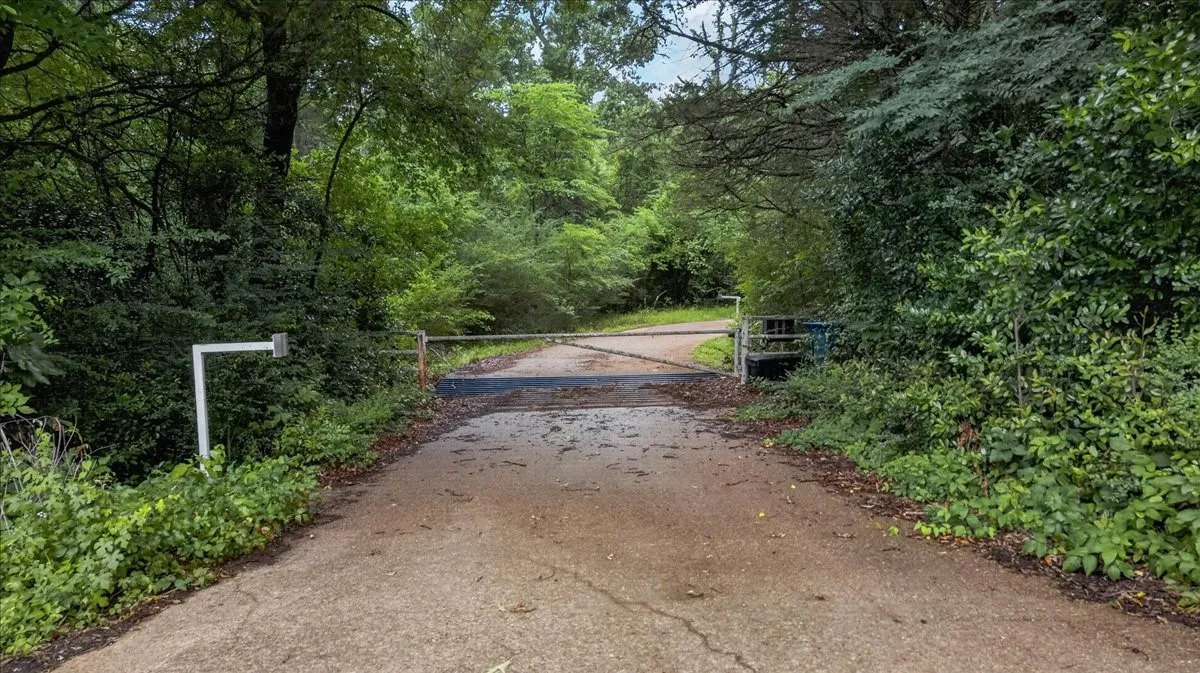 Farm For Sale in Henderson County , 906 Valle Vista Drive, Athens, Texas 75751, 4 Bedrooms, 5 Bathrooms, Garage spaces, 4,728 Sqft, built in 1986, Price $1,295,000, mls#21296747, Real Estate Agent in Athens, Homes For Sale in Henderson county, Homes For Sale in Athens, Realtor in Athens Texas, Real Estate Brokerage Independent Realty Texas, Luminita Cordes Realtor