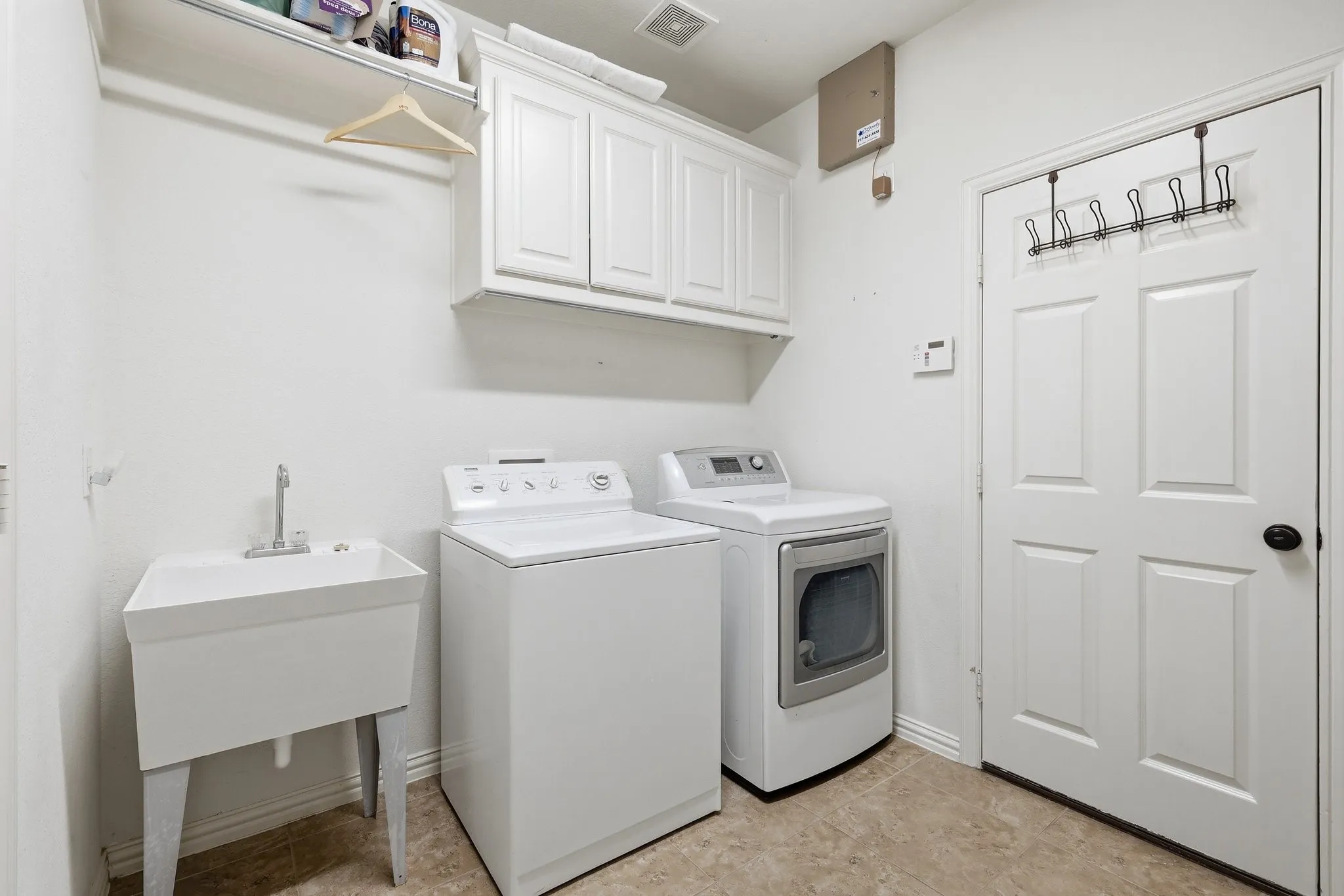 Single Family Residence For Sale in Denton County , 8313 Primrose Trail, Lantana, Texas 76226, 4 Bedroom, 4 Bathroom, 2 Garage spaces, 3,369 Sqft, built in 2013, mls#21289074, Real Estate Agent in Lantana, Homes For Sale in Denton county, Homes For Sale in Lantana, Realtor in Lantana Texas, Real Estate Brokerage Independent Realty Texas, Luminita Cordes Realtor