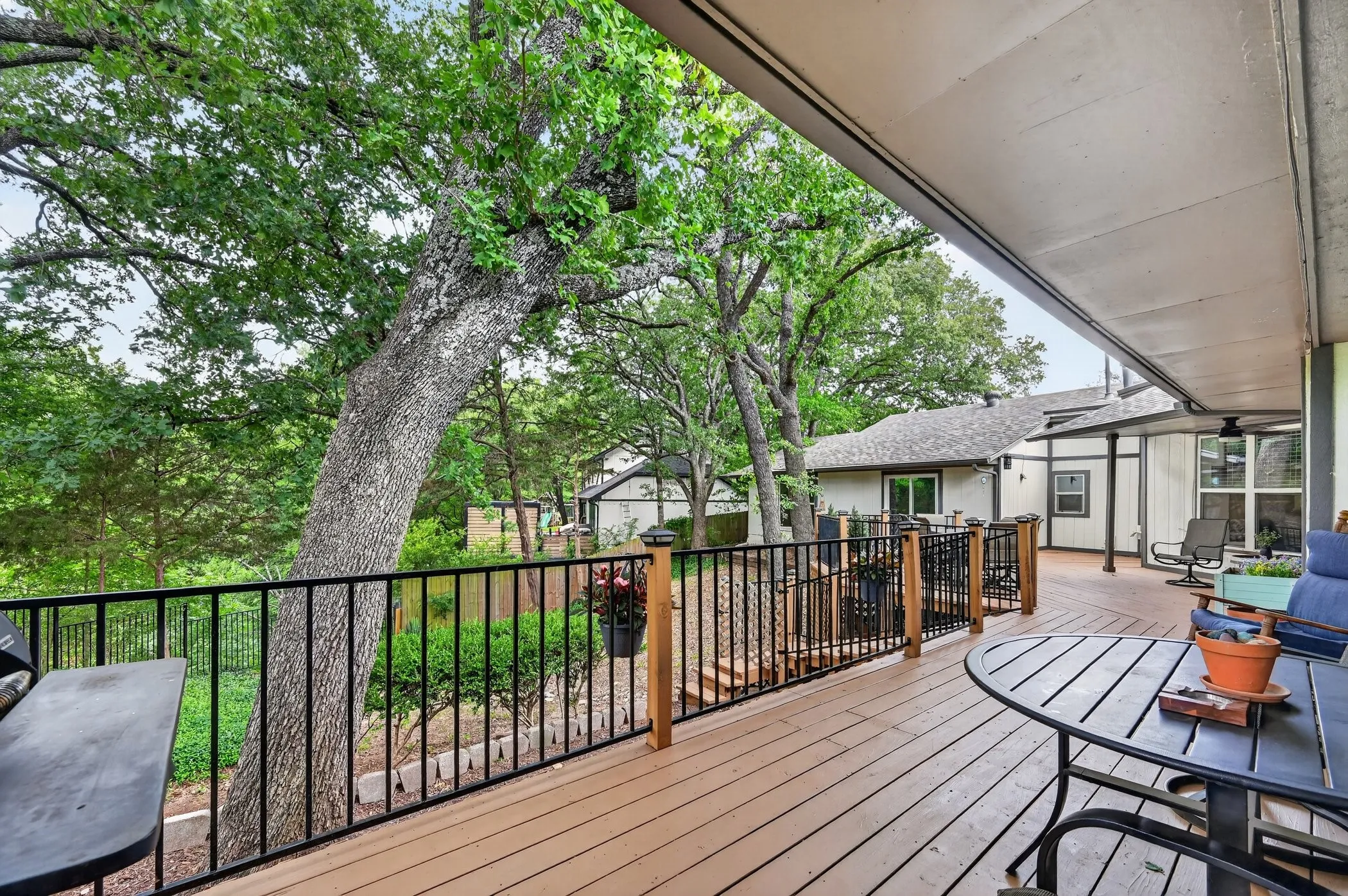 Single Family Residence For Sale in Grayson County , 2208 Turtle Creek Drive, Sherman, Texas 75092, 5 Bedroom, 4 Bathroom, 2 Garage spaces, 3,002 Sqft, built in 1981, mls#21280427, Real Estate Agent in Sherman, Homes For Sale in Grayson county, Homes For Sale in Sherman, Realtor in Sherman Texas, Real Estate Brokerage Independent Realty Texas, Luminita Cordes Realtor