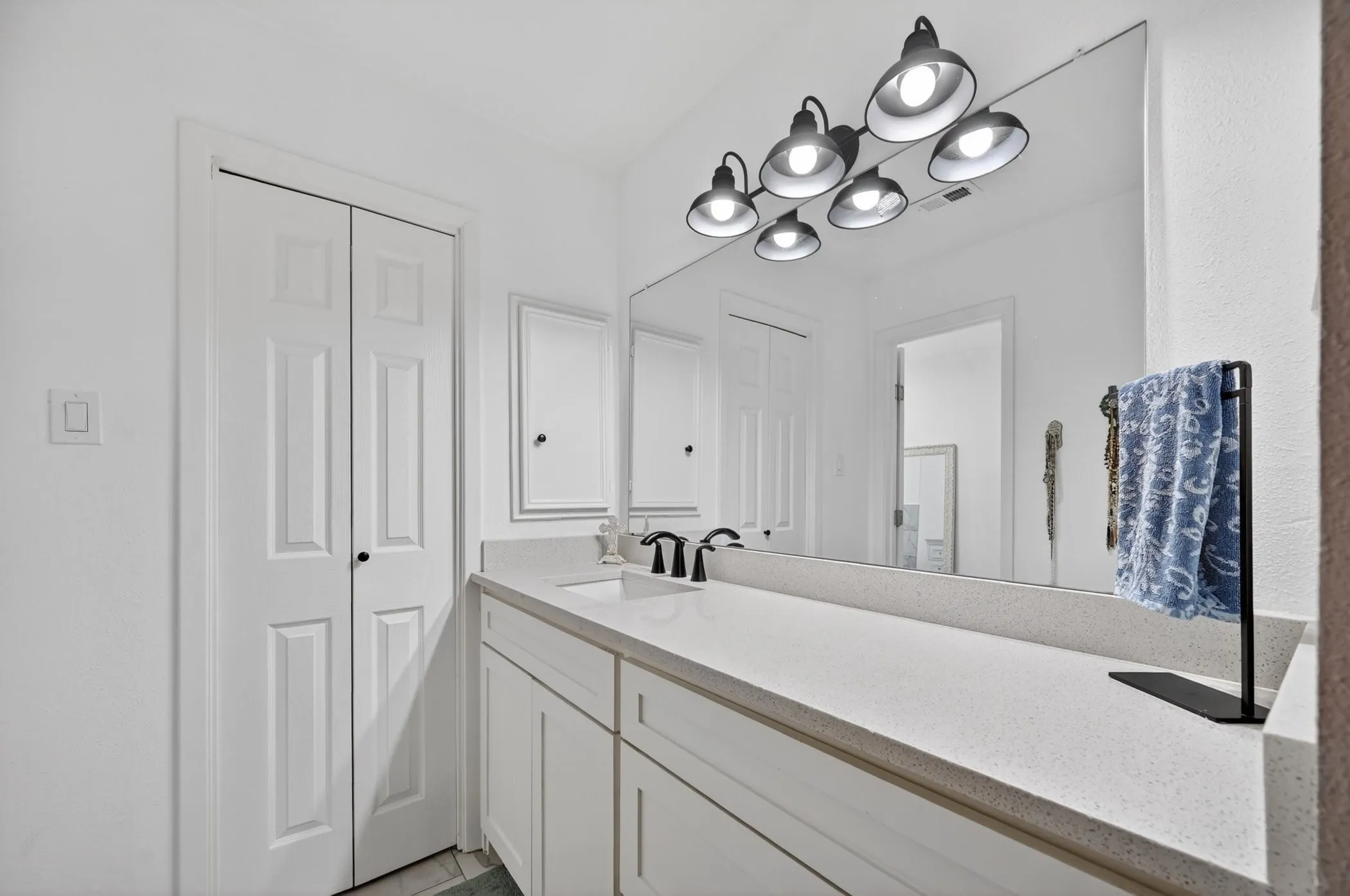 Single Family Residence For Sale in Grayson County , 2208 Turtle Creek Drive, Sherman, Texas 75092, 5 Bedroom, 4 Bathroom, 2 Garage spaces, 3,002 Sqft, built in 1981, mls#21280427, Real Estate Agent in Sherman, Homes For Sale in Grayson county, Homes For Sale in Sherman, Realtor in Sherman Texas, Real Estate Brokerage Independent Realty Texas, Luminita Cordes Realtor