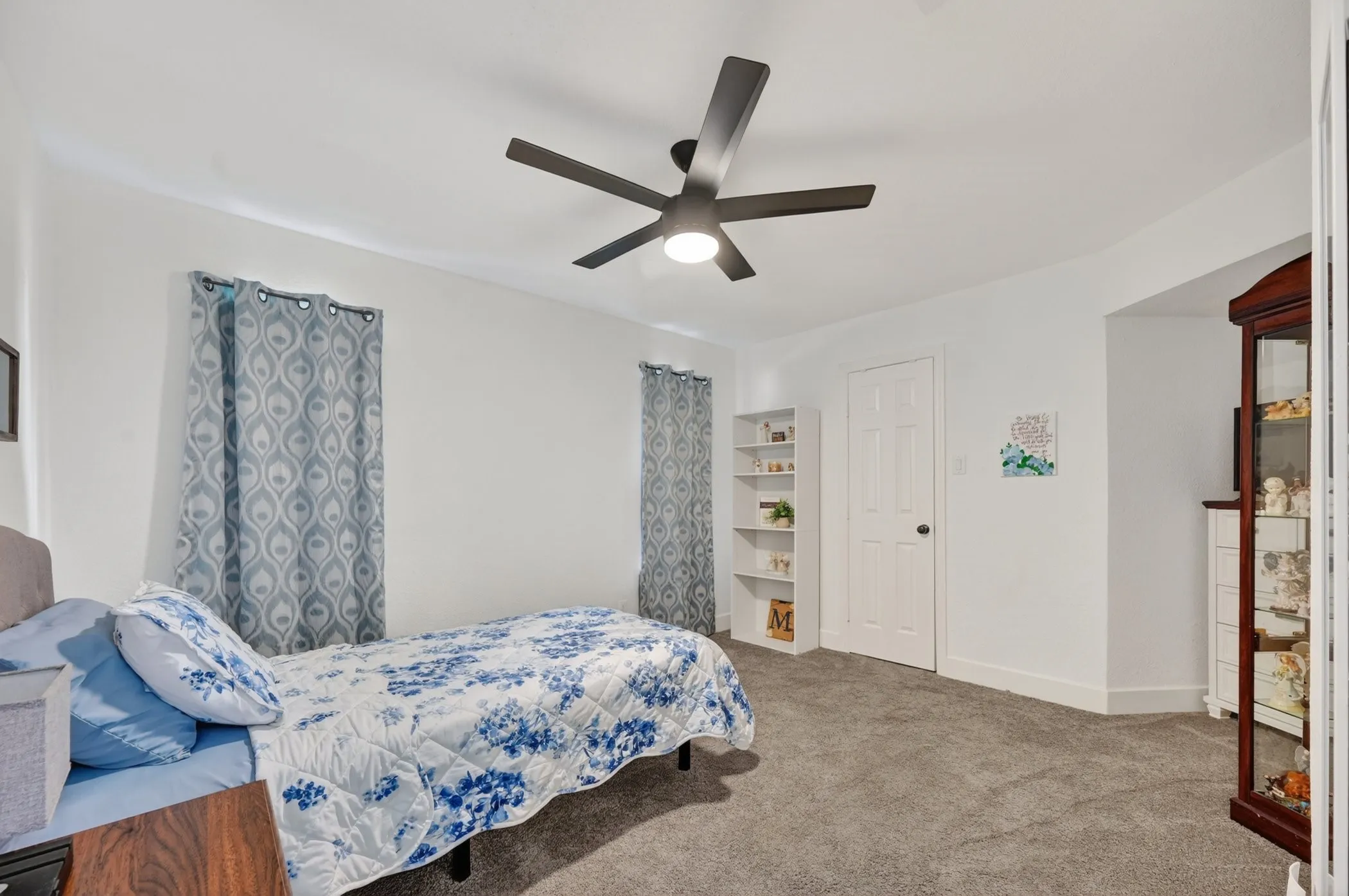 Single Family Residence For Sale in Grayson County , 2208 Turtle Creek Drive, Sherman, Texas 75092, 5 Bedroom, 4 Bathroom, 2 Garage spaces, 3,002 Sqft, built in 1981, mls#21280427, Real Estate Agent in Sherman, Homes For Sale in Grayson county, Homes For Sale in Sherman, Realtor in Sherman Texas, Real Estate Brokerage Independent Realty Texas, Luminita Cordes Realtor