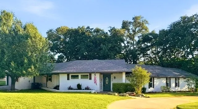 Single Family Residence For Sale in Grayson County , 2208 Turtle Creek Drive, Sherman, Texas 75092, 5 Bedroom, 4 Bathroom, 2 Garage spaces, 3,002 Sqft, built in 1981, mls#21280427, Real Estate Agent in Sherman, Homes For Sale in Grayson county, Homes For Sale in Sherman, Realtor in Sherman Texas, Real Estate Brokerage Independent Realty Texas, Luminita Cordes Realtor
