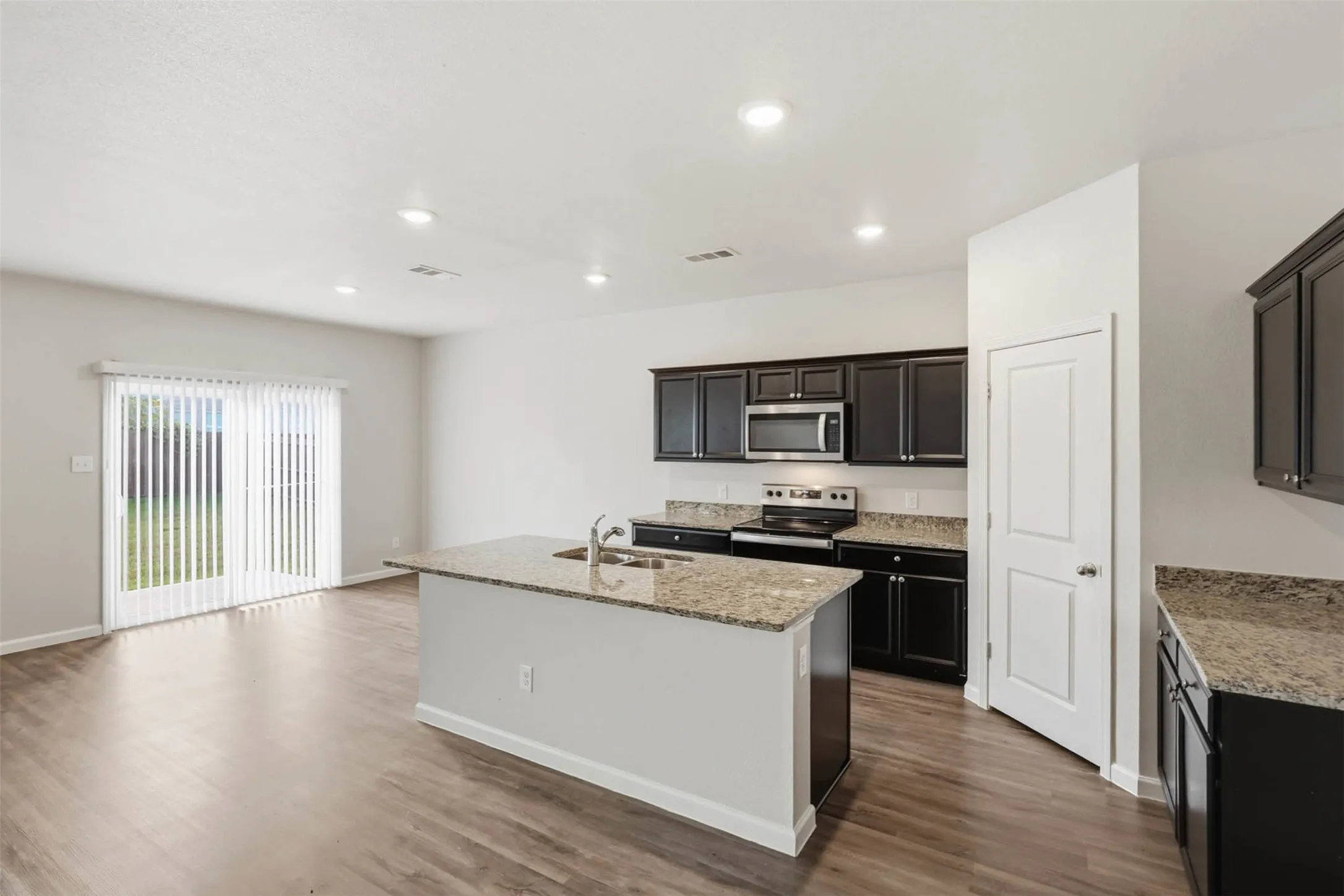 Single Family Residence For Sale in Tarrant County , 453 Canoe Way, Crowley, Texas 76036, 4 Bedroom, 3 Bathroom, 2 Garage spaces, 2,406 Sqft, built in 2020, mls#21292952, Real Estate Agent in Crowley, Homes For Sale in Tarrant county, Homes For Sale in Crowley, Realtor in Crowley Texas, Real Estate Brokerage Independent Realty Texas, Luminita Cordes Realtor