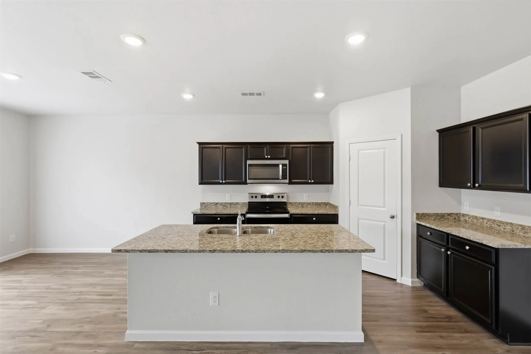 Single Family Residence For Sale in Tarrant County , 453 Canoe Way, Crowley, Texas 76036, 4 Bedroom, 3 Bathroom, 2 Garage spaces, 2,406 Sqft, built in 2020, mls#21292952, Real Estate Agent in Crowley, Homes For Sale in Tarrant county, Homes For Sale in Crowley, Realtor in Crowley Texas, Real Estate Brokerage Independent Realty Texas, Luminita Cordes Realtor