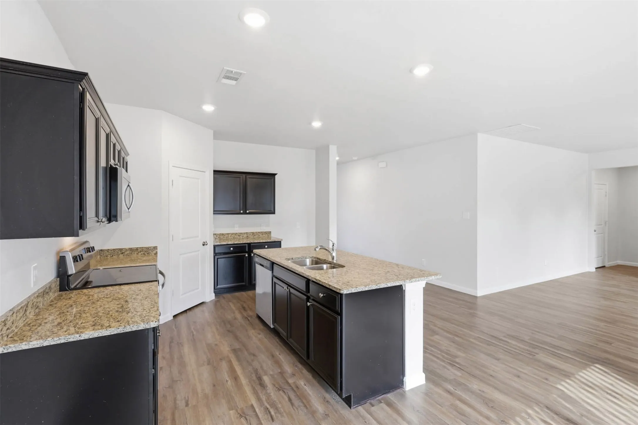 Single Family Residence For Sale in Tarrant County , 453 Canoe Way, Crowley, Texas 76036, 4 Bedroom, 3 Bathroom, 2 Garage spaces, 2,406 Sqft, built in 2020, mls#21292952, Real Estate Agent in Crowley, Homes For Sale in Tarrant county, Homes For Sale in Crowley, Realtor in Crowley Texas, Real Estate Brokerage Independent Realty Texas, Luminita Cordes Realtor