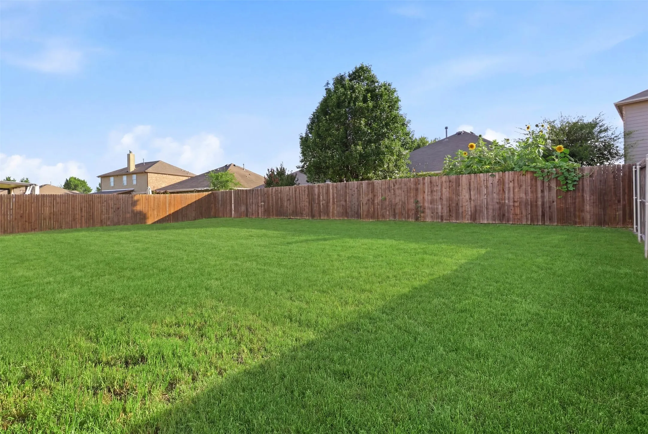 Single Family Residence For Sale in Tarrant County , 453 Canoe Way, Crowley, Texas 76036, 4 Bedroom, 3 Bathroom, 2 Garage spaces, 2,406 Sqft, built in 2020, mls#21292952, Real Estate Agent in Crowley, Homes For Sale in Tarrant county, Homes For Sale in Crowley, Realtor in Crowley Texas, Real Estate Brokerage Independent Realty Texas, Luminita Cordes Realtor