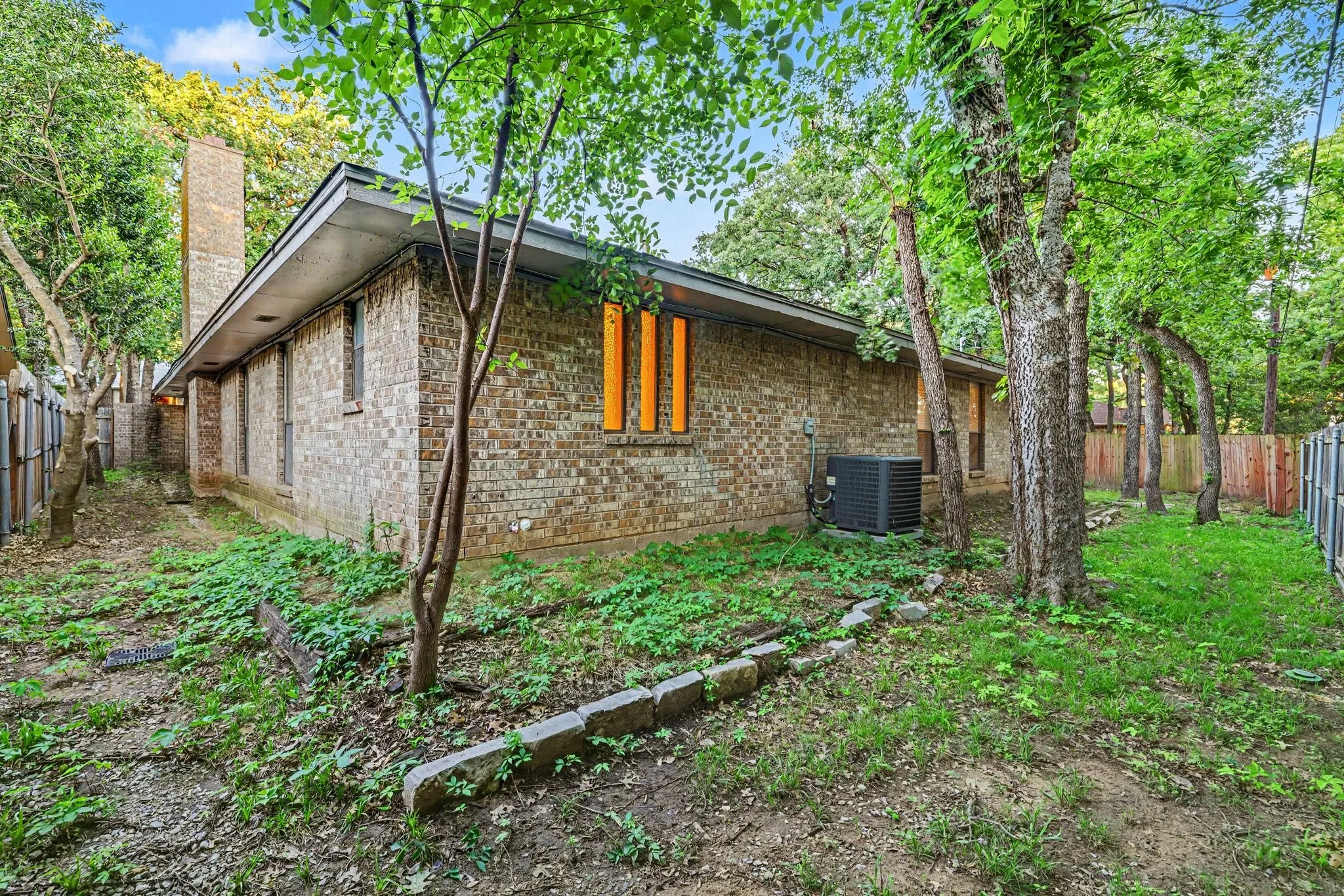 Single Family Residence For Sale in Tarrant County , 5110 River Ridge Road, Arlington, Texas 76017, 4 Bedroom, 4 Bathroom, 2 Garage spaces, 2,463 Sqft, built in 1978, mls#21300265, Real Estate Agent in Arlington, Homes For Sale in Tarrant county, Homes For Sale in Arlington, Realtor in Arlington Texas, Real Estate Brokerage Independent Realty Texas, Luminita Cordes Realtor