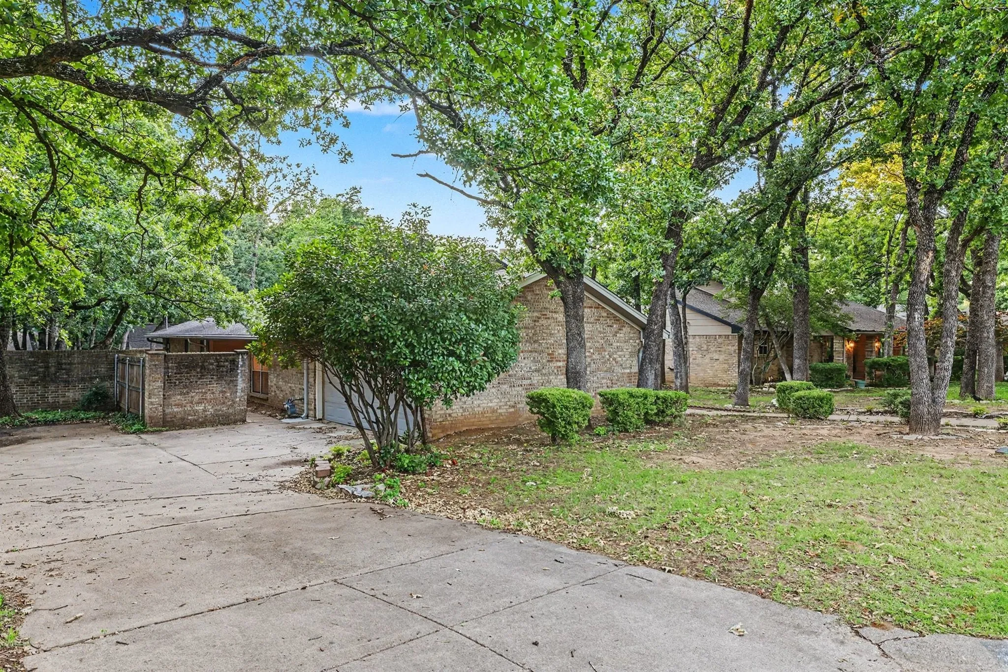 Single Family Residence For Sale in Tarrant County , 5110 River Ridge Road, Arlington, Texas 76017, 4 Bedroom, 4 Bathroom, 2 Garage spaces, 2,463 Sqft, built in 1978, mls#21300265, Real Estate Agent in Arlington, Homes For Sale in Tarrant county, Homes For Sale in Arlington, Realtor in Arlington Texas, Real Estate Brokerage Independent Realty Texas, Luminita Cordes Realtor