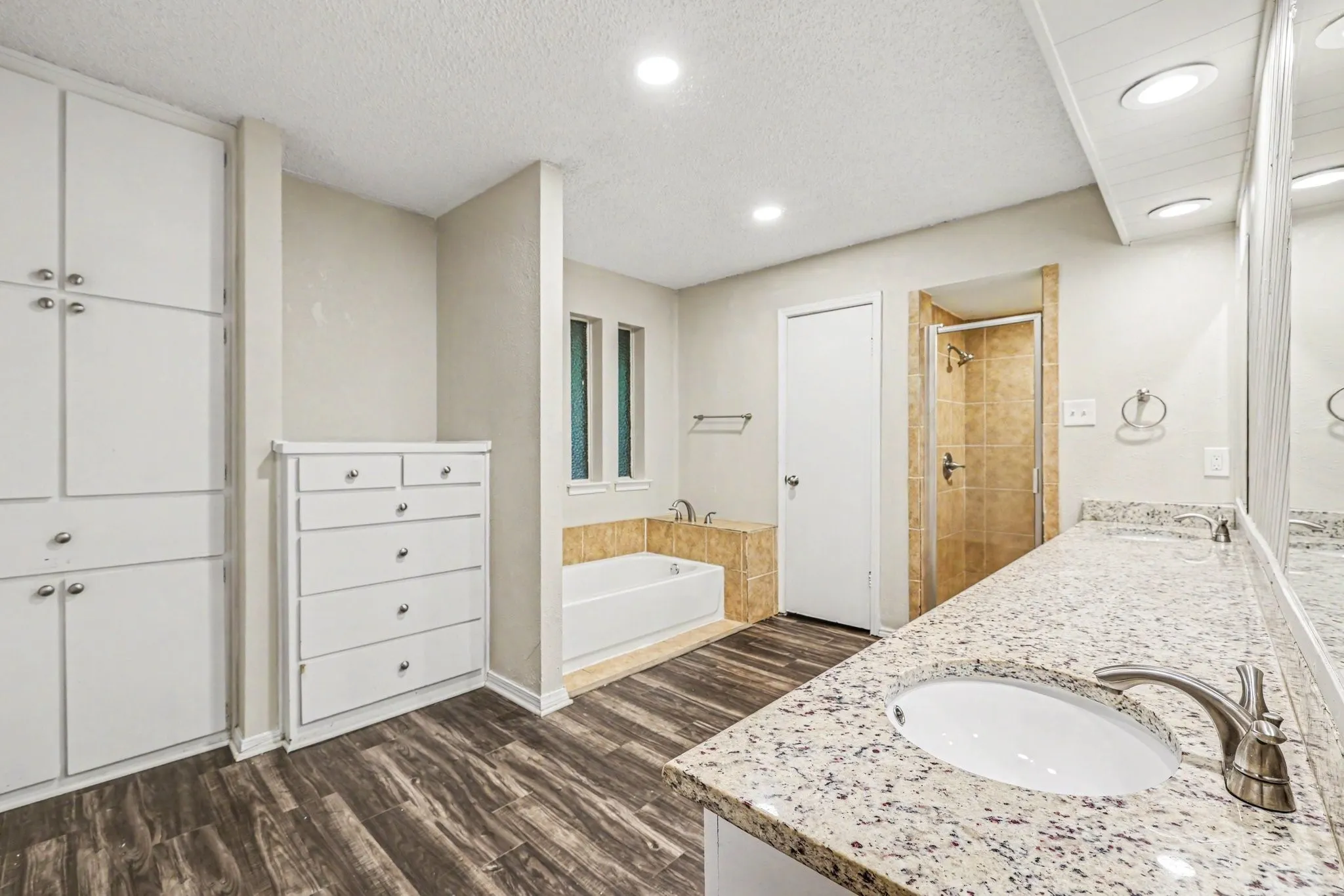 Single Family Residence For Sale in Tarrant County , 5110 River Ridge Road, Arlington, Texas 76017, 4 Bedroom, 4 Bathroom, 2 Garage spaces, 2,463 Sqft, built in 1978, mls#21300265, Real Estate Agent in Arlington, Homes For Sale in Tarrant county, Homes For Sale in Arlington, Realtor in Arlington Texas, Real Estate Brokerage Independent Realty Texas, Luminita Cordes Realtor