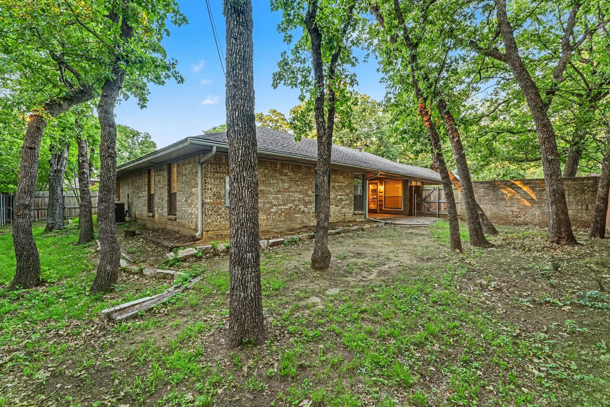 Single Family Residence For Sale in Tarrant County , 5110 River Ridge Road, Arlington, Texas 76017, 4 Bedroom, 4 Bathroom, 2 Garage spaces, 2,463 Sqft, built in 1978, mls#21300265, Real Estate Agent in Arlington, Homes For Sale in Tarrant county, Homes For Sale in Arlington, Realtor in Arlington Texas, Real Estate Brokerage Independent Realty Texas, Luminita Cordes Realtor