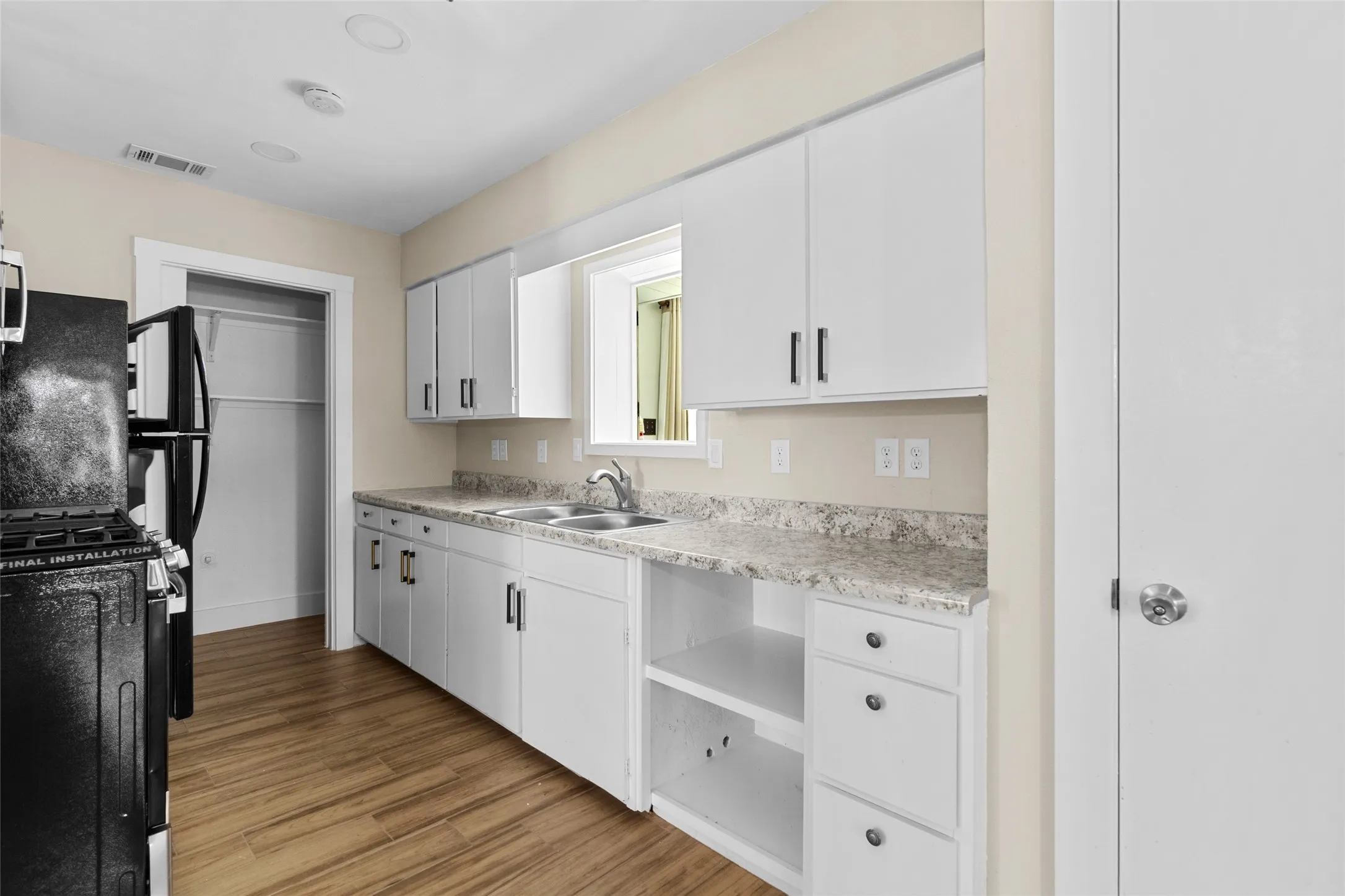 Single Family Residence For Sale in Tarrant County , 5700 Lenore Street, Fort Worth, Texas 76134, 3 Bedroom, 2 Bathroom, 2 Garage spaces, 1,649 Sqft, built in 1954, mls#21298119, Real Estate Agent in Fort Worth, Homes For Sale in Tarrant county, Homes For Sale in Fort Worth, Realtor in Fort Worth Texas, Real Estate Brokerage Independent Realty Texas, Luminita Cordes Realtor