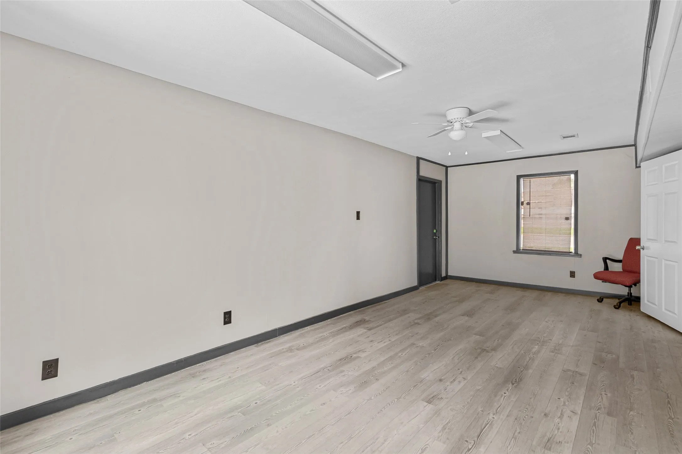 Single Family Residence For Sale in Tarrant County , 5700 Lenore Street, Fort Worth, Texas 76134, 3 Bedroom, 2 Bathroom, 2 Garage spaces, 1,649 Sqft, built in 1954, mls#21298119, Real Estate Agent in Fort Worth, Homes For Sale in Tarrant county, Homes For Sale in Fort Worth, Realtor in Fort Worth Texas, Real Estate Brokerage Independent Realty Texas, Luminita Cordes Realtor