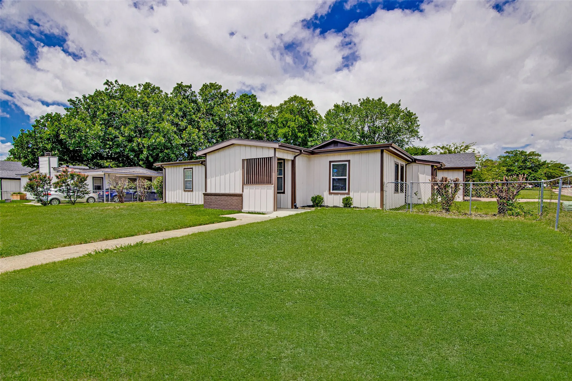 Single Family Residence For Sale in Tarrant County , 5700 Lenore Street, Fort Worth, Texas 76134, 3 Bedroom, 2 Bathroom, 2 Garage spaces, 1,649 Sqft, built in 1954, mls#21298119, Real Estate Agent in Fort Worth, Homes For Sale in Tarrant county, Homes For Sale in Fort Worth, Realtor in Fort Worth Texas, Real Estate Brokerage Independent Realty Texas, Luminita Cordes Realtor
