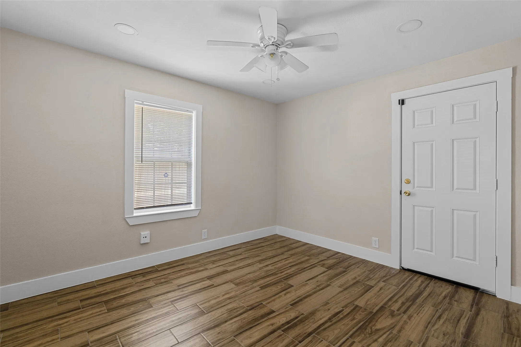 Single Family Residence For Sale in Tarrant County , 5700 Lenore Street, Fort Worth, Texas 76134, 3 Bedroom, 2 Bathroom, 2 Garage spaces, 1,649 Sqft, built in 1954, mls#21298119, Real Estate Agent in Fort Worth, Homes For Sale in Tarrant county, Homes For Sale in Fort Worth, Realtor in Fort Worth Texas, Real Estate Brokerage Independent Realty Texas, Luminita Cordes Realtor