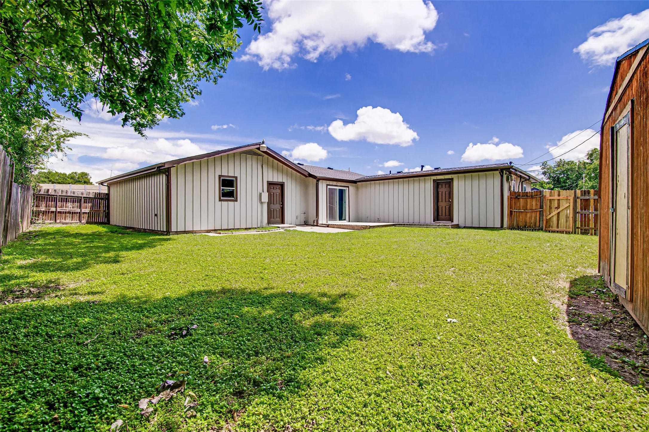 Single Family Residence For Sale in Tarrant County , 5700 Lenore Street, Fort Worth, Texas 76134, 3 Bedroom, 2 Bathroom, 2 Garage spaces, 1,649 Sqft, built in 1954, mls#21298119, Real Estate Agent in Fort Worth, Homes For Sale in Tarrant county, Homes For Sale in Fort Worth, Realtor in Fort Worth Texas, Real Estate Brokerage Independent Realty Texas, Luminita Cordes Realtor