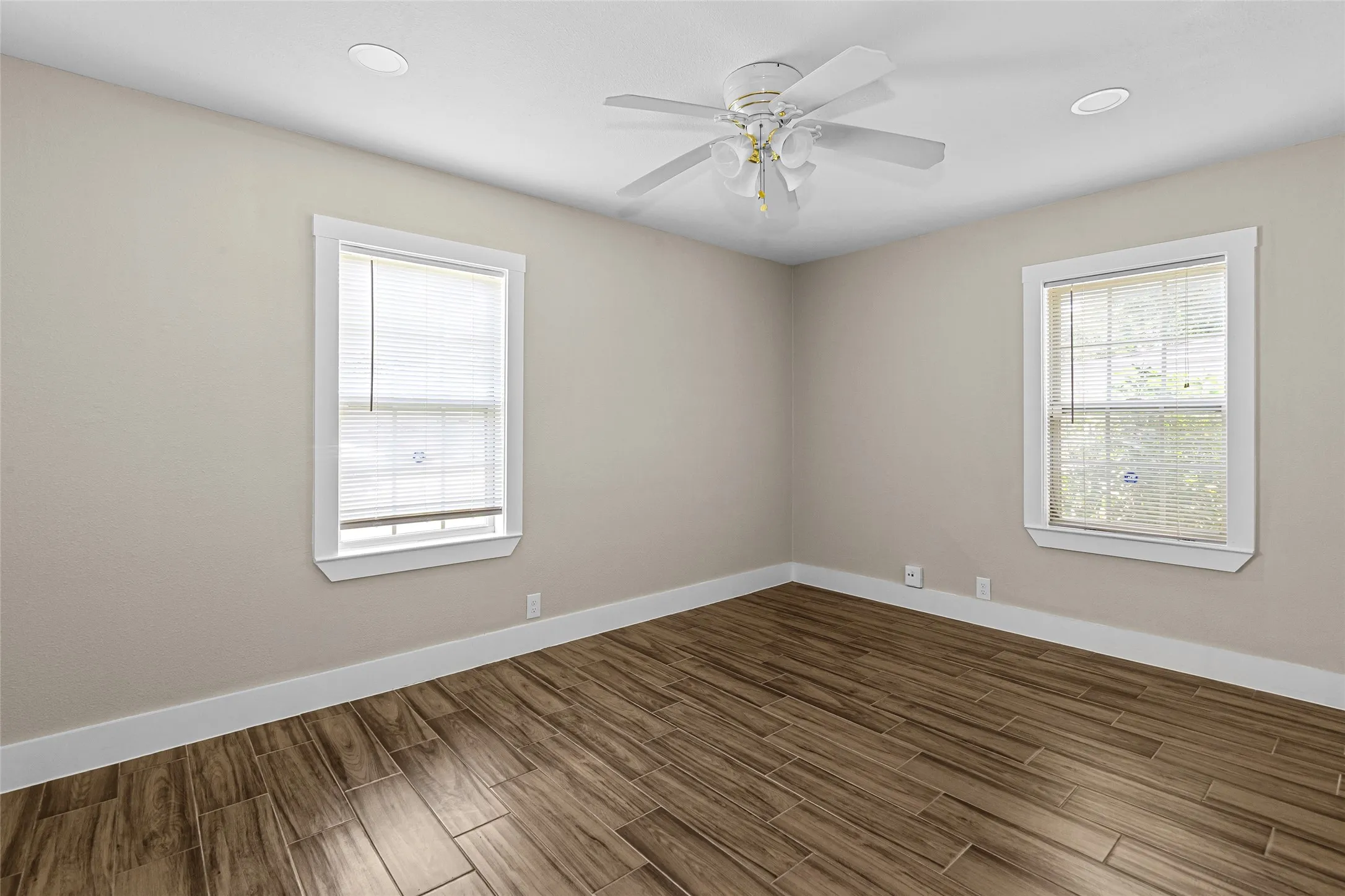 Single Family Residence For Sale in Tarrant County , 5700 Lenore Street, Fort Worth, Texas 76134, 3 Bedroom, 2 Bathroom, 2 Garage spaces, 1,649 Sqft, built in 1954, mls#21298119, Real Estate Agent in Fort Worth, Homes For Sale in Tarrant county, Homes For Sale in Fort Worth, Realtor in Fort Worth Texas, Real Estate Brokerage Independent Realty Texas, Luminita Cordes Realtor