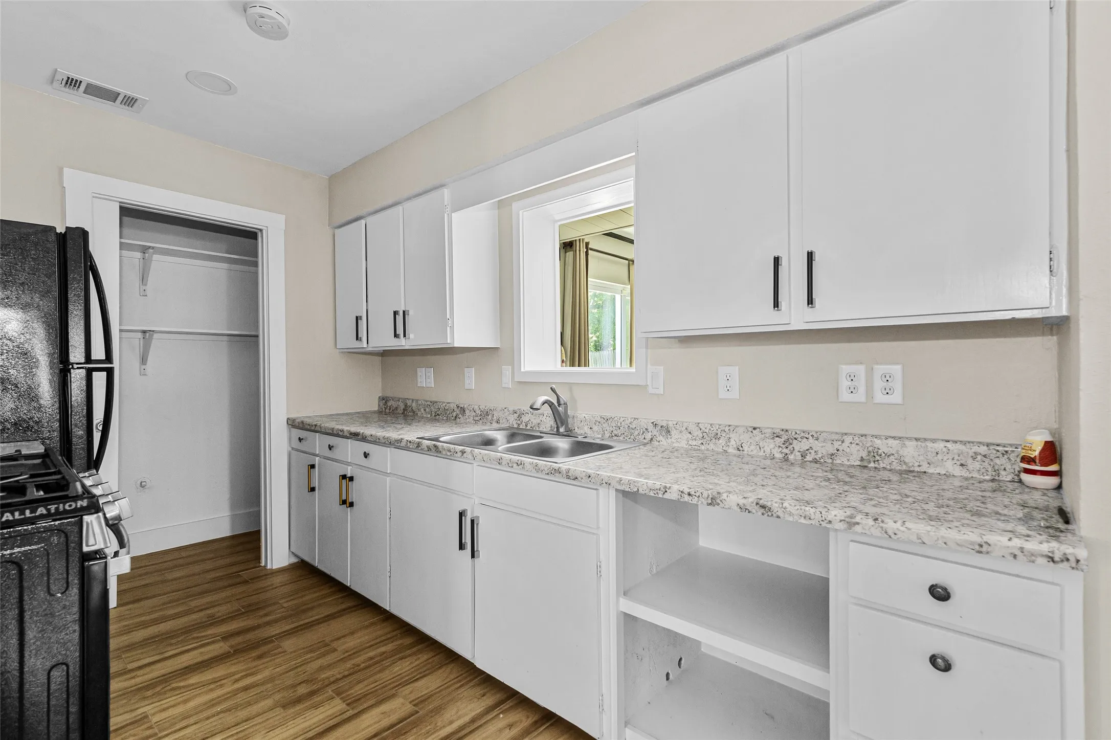 Single Family Residence For Sale in Tarrant County , 5700 Lenore Street, Fort Worth, Texas 76134, 3 Bedroom, 2 Bathroom, 2 Garage spaces, 1,649 Sqft, built in 1954, mls#21298119, Real Estate Agent in Fort Worth, Homes For Sale in Tarrant county, Homes For Sale in Fort Worth, Realtor in Fort Worth Texas, Real Estate Brokerage Independent Realty Texas, Luminita Cordes Realtor