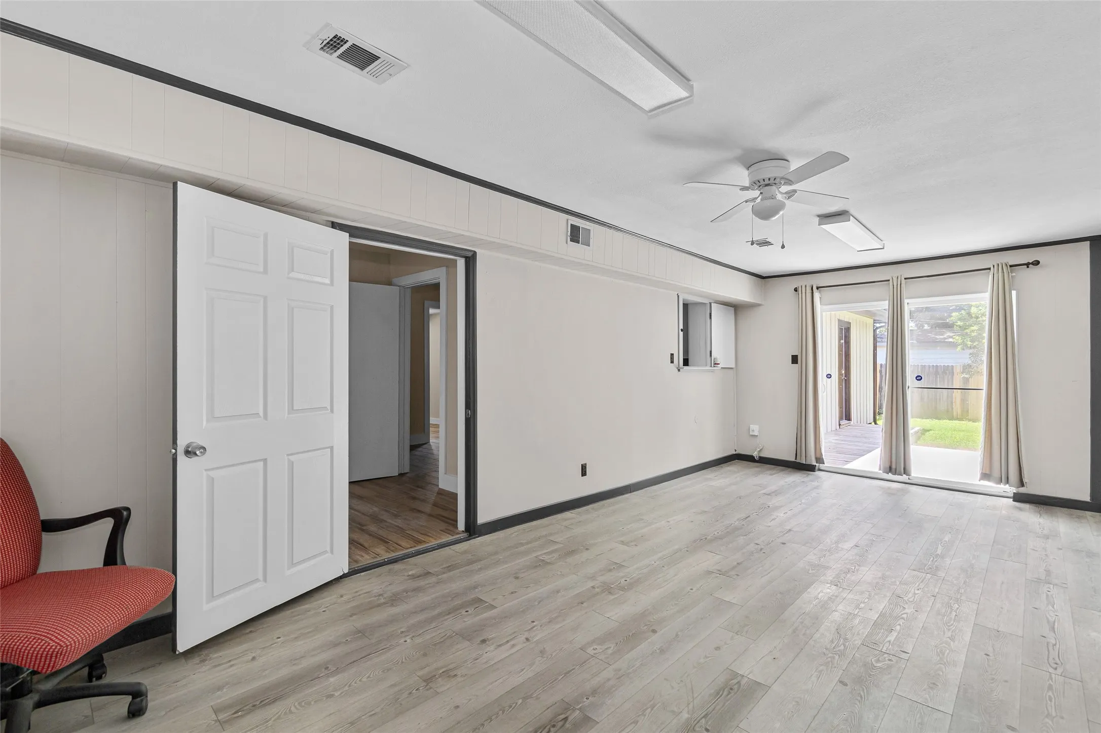 Single Family Residence For Sale in Tarrant County , 5700 Lenore Street, Fort Worth, Texas 76134, 3 Bedroom, 2 Bathroom, 2 Garage spaces, 1,649 Sqft, built in 1954, mls#21298119, Real Estate Agent in Fort Worth, Homes For Sale in Tarrant county, Homes For Sale in Fort Worth, Realtor in Fort Worth Texas, Real Estate Brokerage Independent Realty Texas, Luminita Cordes Realtor