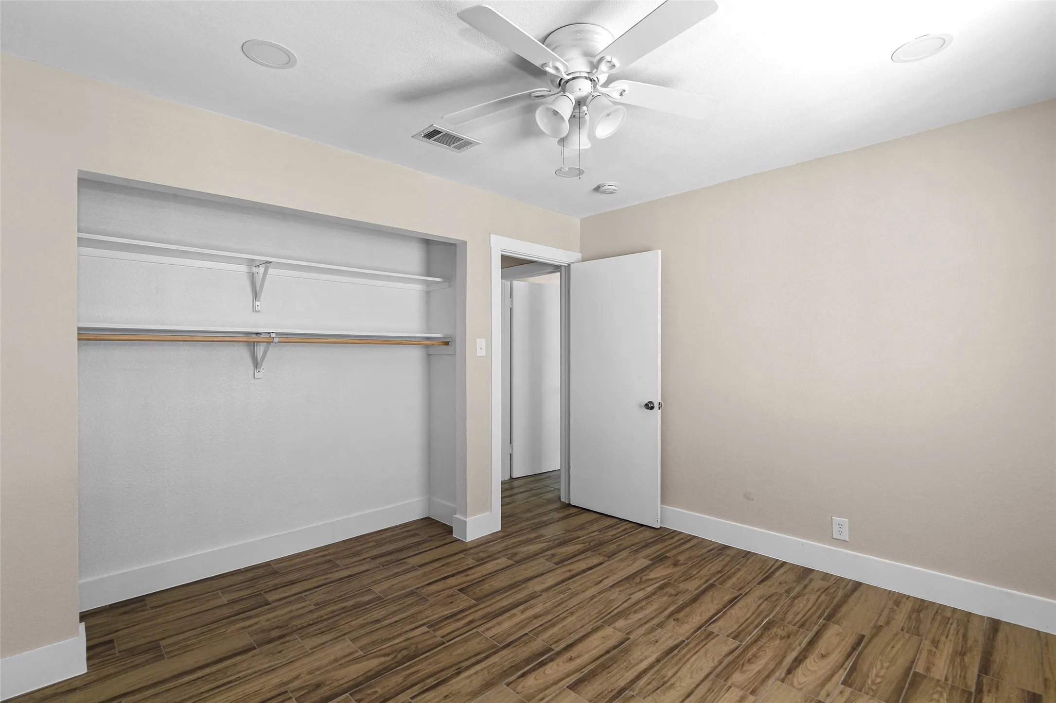 Single Family Residence For Sale in Tarrant County , 5700 Lenore Street, Fort Worth, Texas 76134, 3 Bedroom, 2 Bathroom, 2 Garage spaces, 1,649 Sqft, built in 1954, mls#21298119, Real Estate Agent in Fort Worth, Homes For Sale in Tarrant county, Homes For Sale in Fort Worth, Realtor in Fort Worth Texas, Real Estate Brokerage Independent Realty Texas, Luminita Cordes Realtor